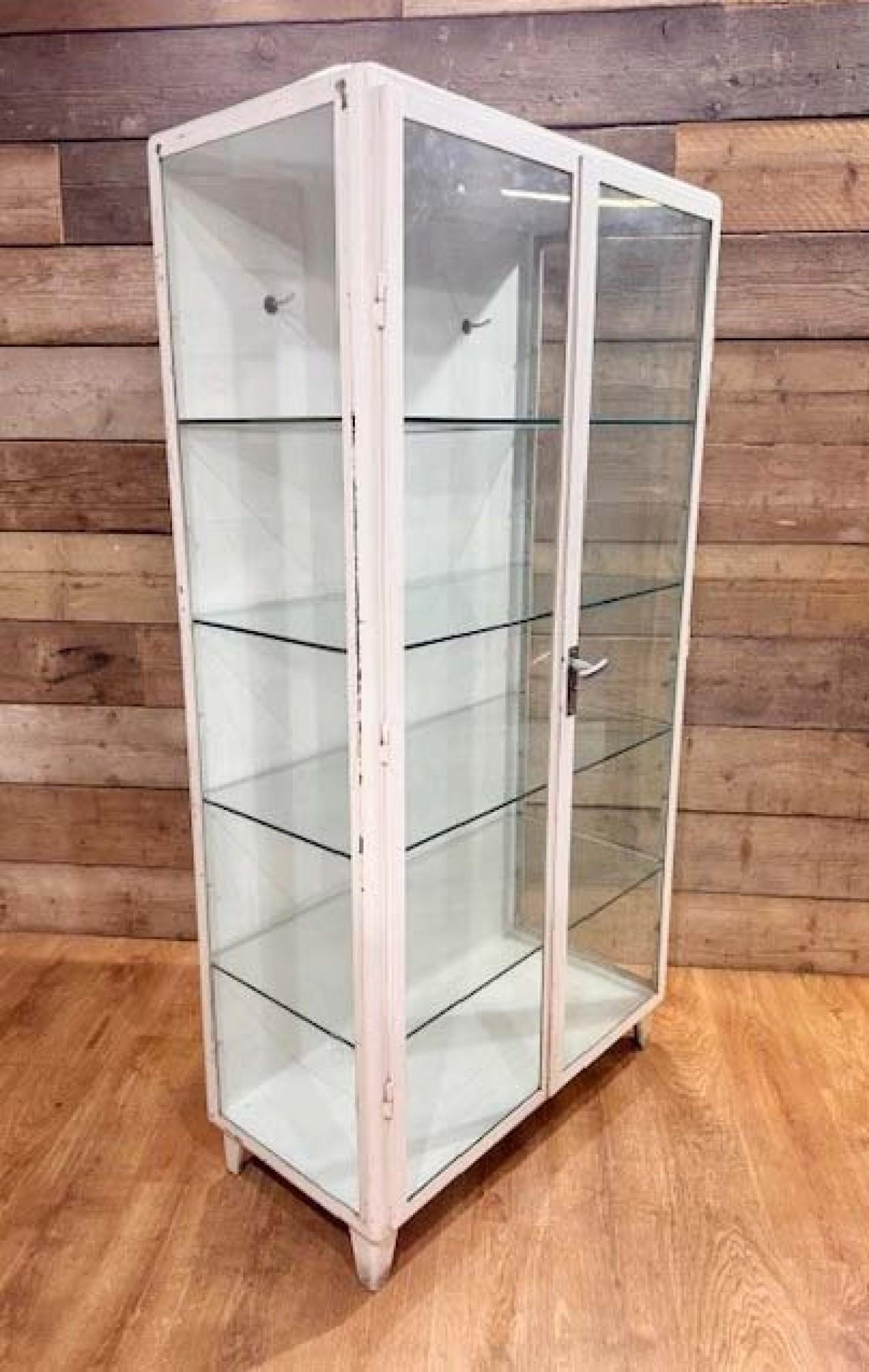Mid Century Medical Cabinet Eisen Glas Display 1950s (Mitte des 20. Jahrhunderts) im Angebot