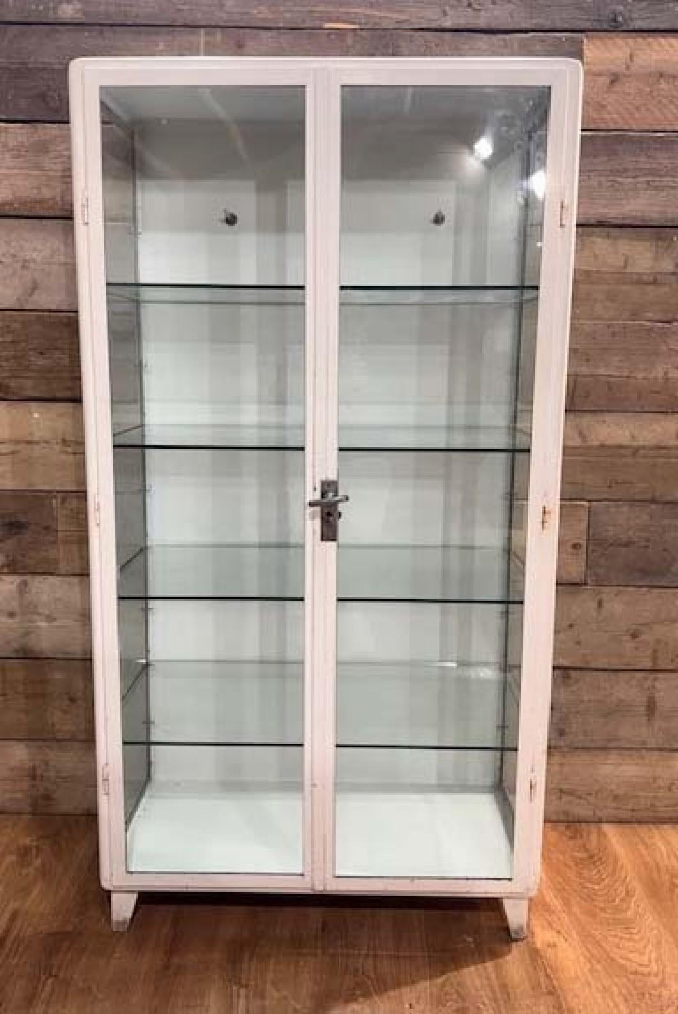 Mid Century Medical Cabinet Eisen Glas Display 1950s im Angebot 2