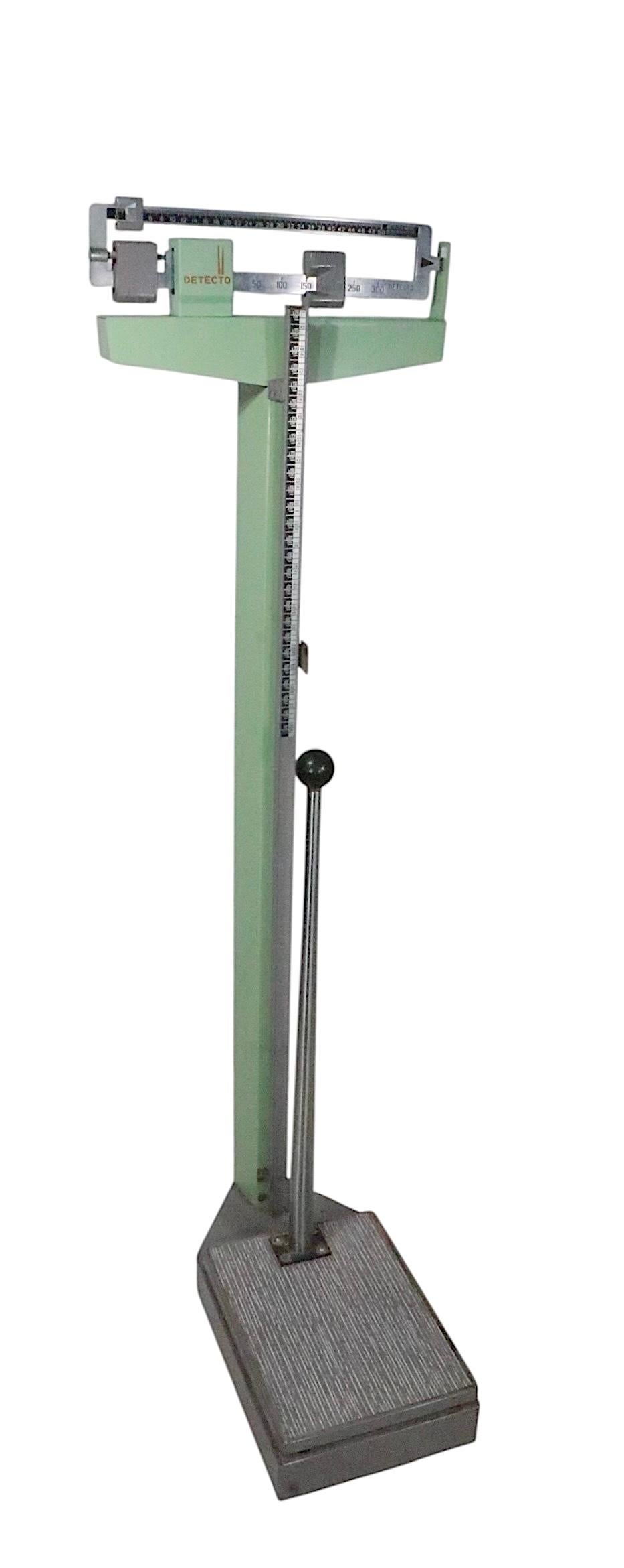 Modèle d'architecture du milieu du siècle dernier, balance pour médecins, fabriquée aux États-Unis par Design/One, vers les années 1950. La balance est en très bon état, d'origine propre et prête à l'emploi, il manque la barre de hauteur