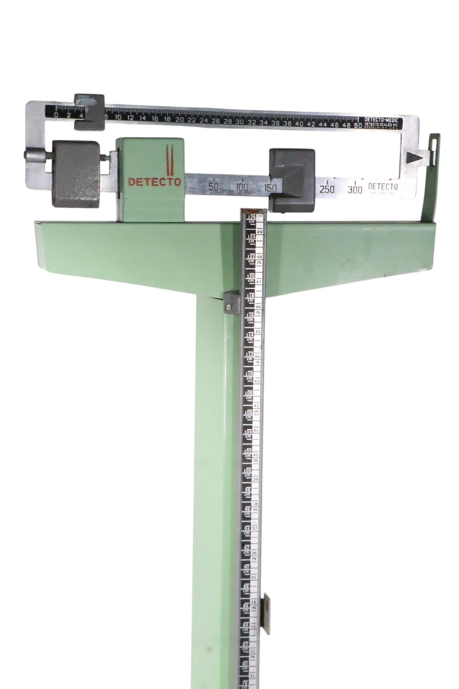 Américain Mid Century Medical Floor Model Scale par Detecto en vente
