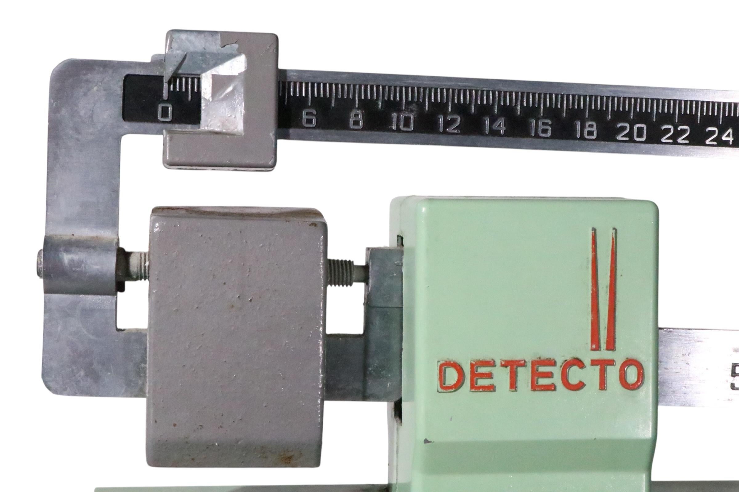 Mid Century Medical Floor Model Scale par Detecto Bon état - En vente à New York, NY