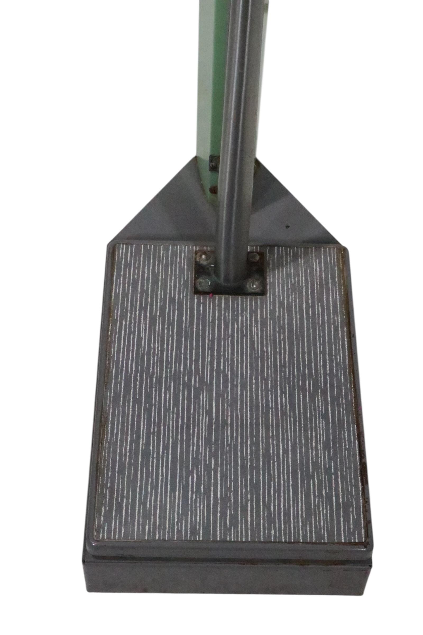 20ième siècle Mid Century Medical Floor Model Scale par Detecto en vente