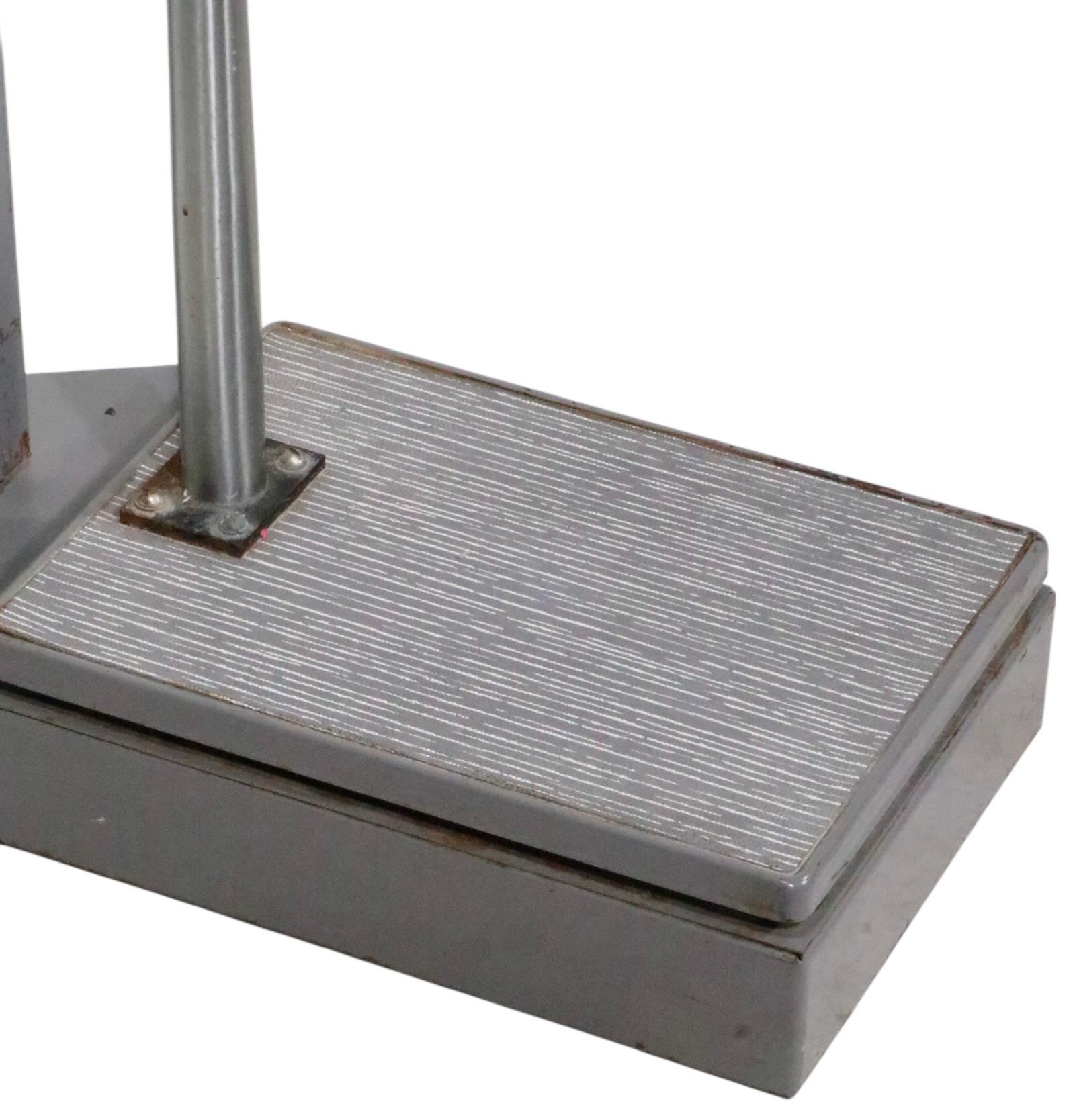 Mid Century Medical Floor Model Scale par Detecto en vente 2