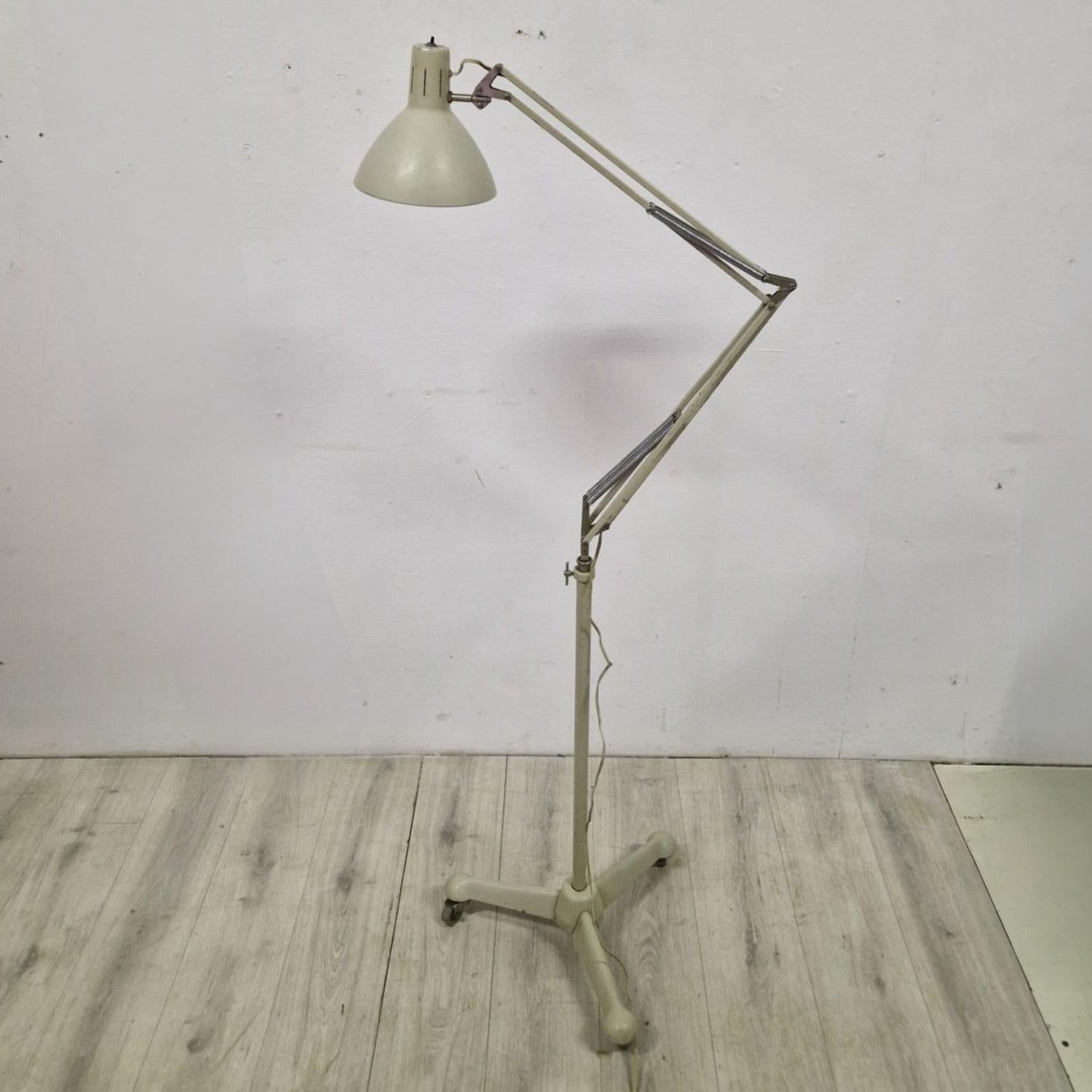 Lampe médicale originale du milieu du siècle. Lampe articulée qui peut être manœuvrée de plusieurs façons. Il repose sur une lourde base en fonte. Il peut être facilement déplacé grâce aux roulettes qui sont encore d'origine et lisses.
La base est