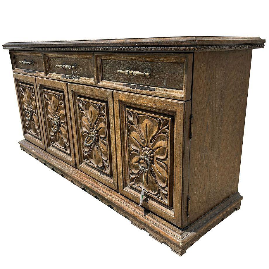 Mid-Century moderno Mobile Buffet in legno di quercia intagliato del Mid Century Mediterranean Revival in vendita