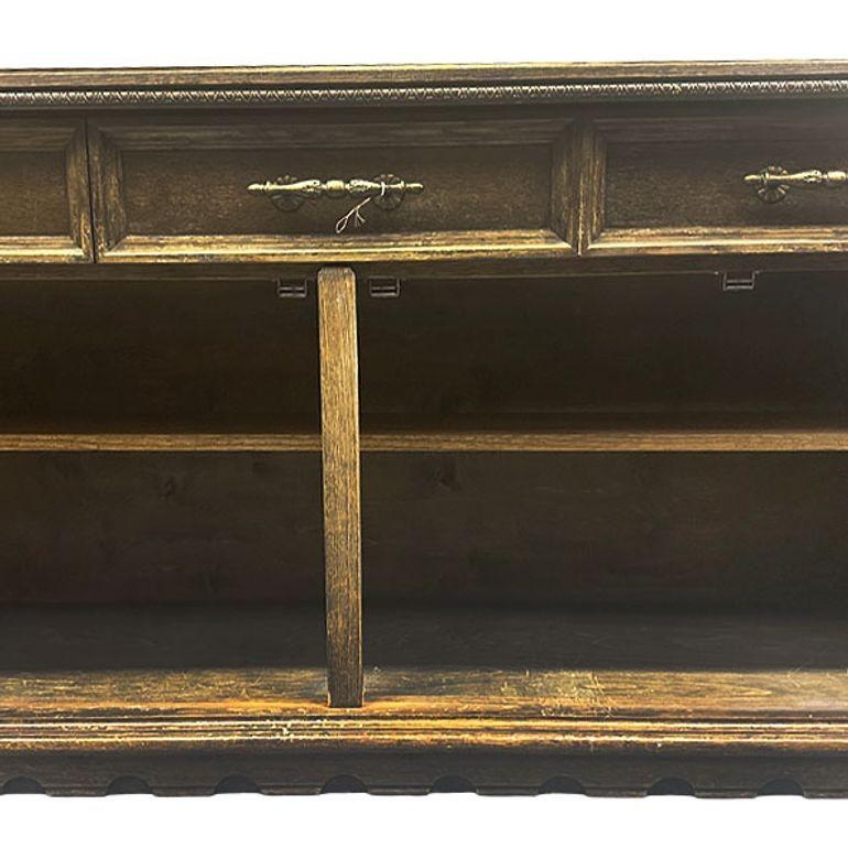 Americano Mobile Buffet in legno di quercia intagliato del Mid Century Mediterranean Revival in vendita