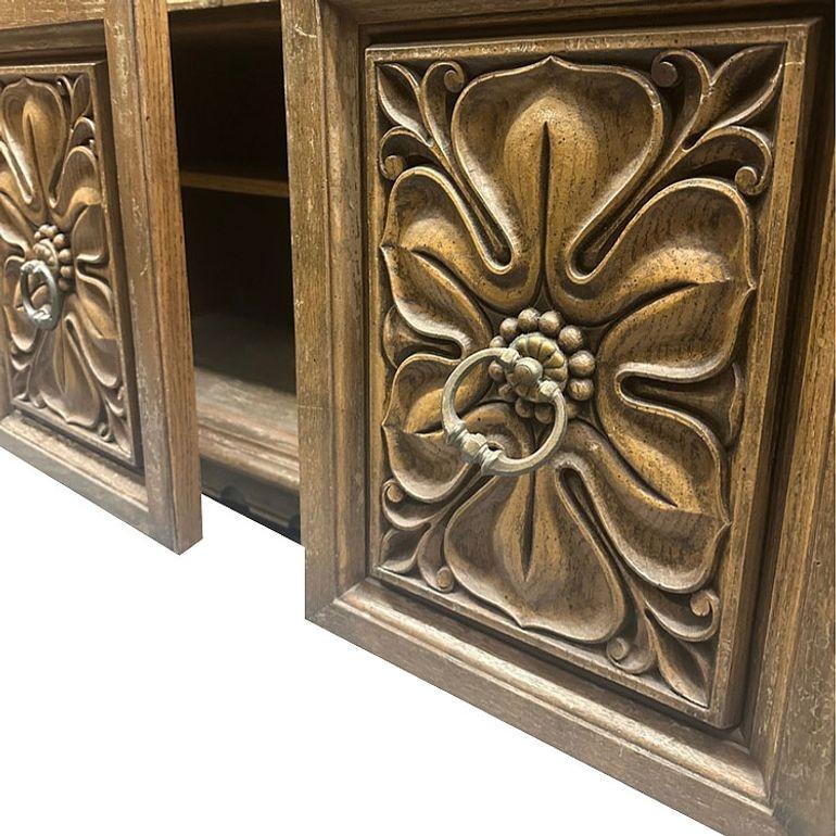 Intagliato Mobile Buffet in legno di quercia intagliato del Mid Century Mediterranean Revival in vendita