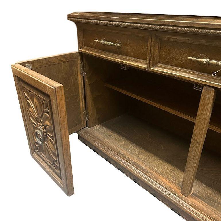 Mobile Buffet in legno di quercia intagliato del Mid Century Mediterranean Revival In condizioni ottime in vendita a Van Nuys, CA