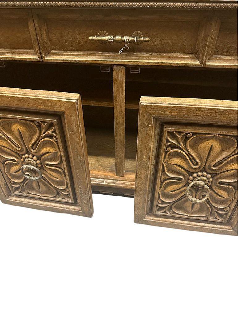 Fine XX secolo Mobile Buffet in legno di quercia intagliato del Mid Century Mediterranean Revival in vendita