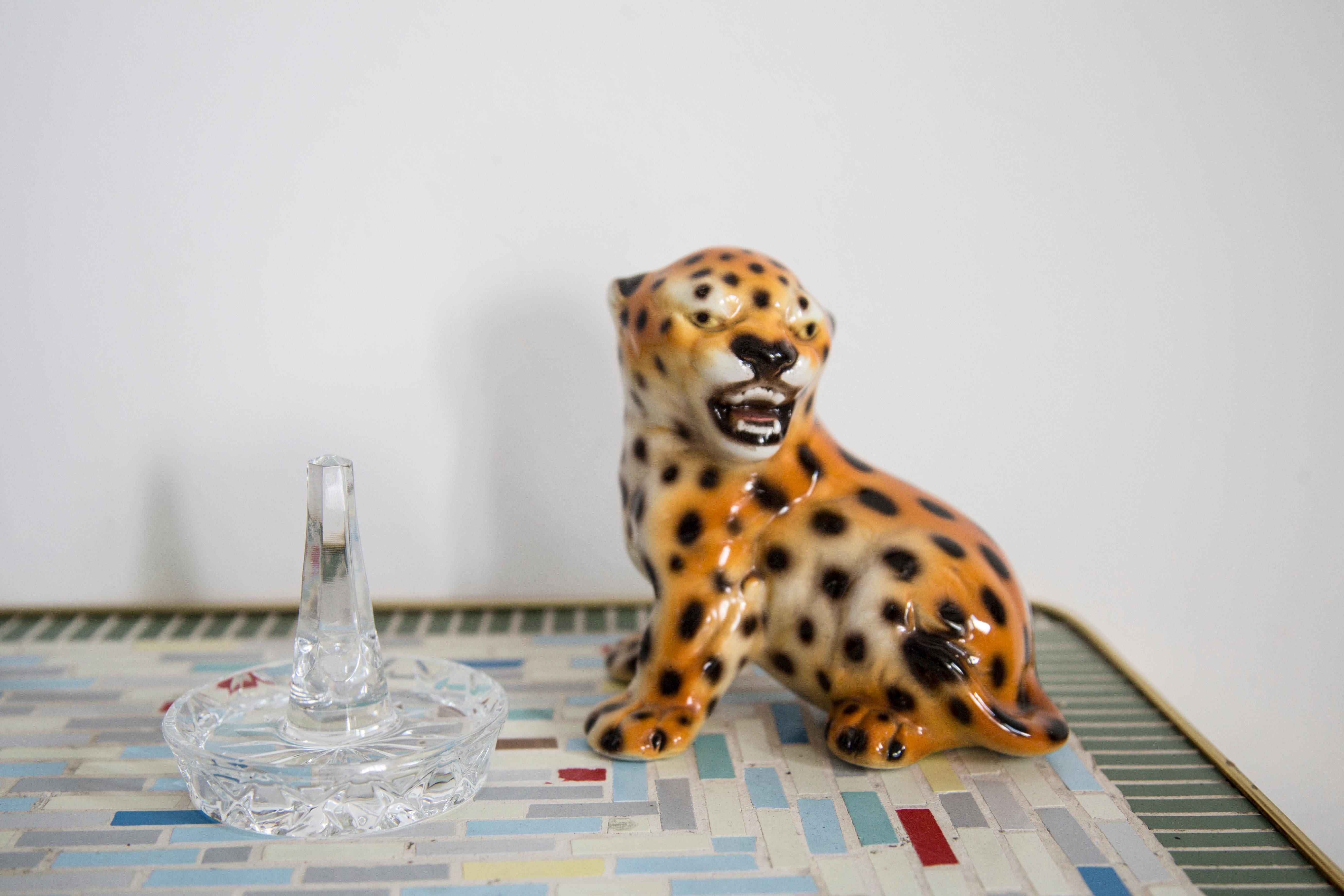 Italienische Keramik, Unterschriften, sehr guter originaler sehr guter Vintage-Zustand. Keine Schäden. Leopard wurde in den 1960er Jahren in Italien hergestellt.