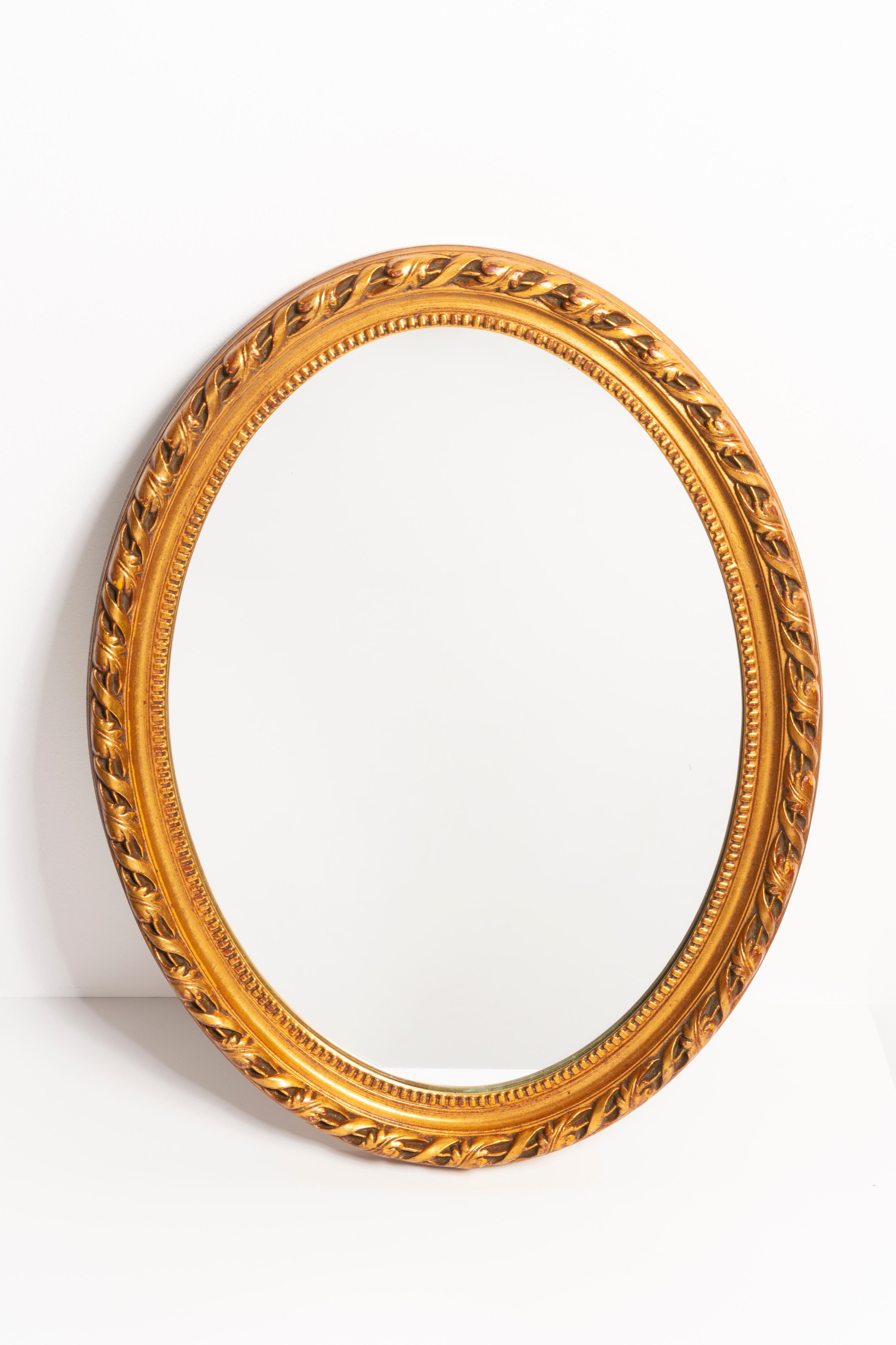 Un precioso espejo ovalado en un marco decorativo dorado con flores procedente de Italia. El marco es de madera. El espejo está en muy buen estado vintage, sin daños ni grietas en el marco. Vidrio original. ¡Hermosa pieza para cualquier interior!