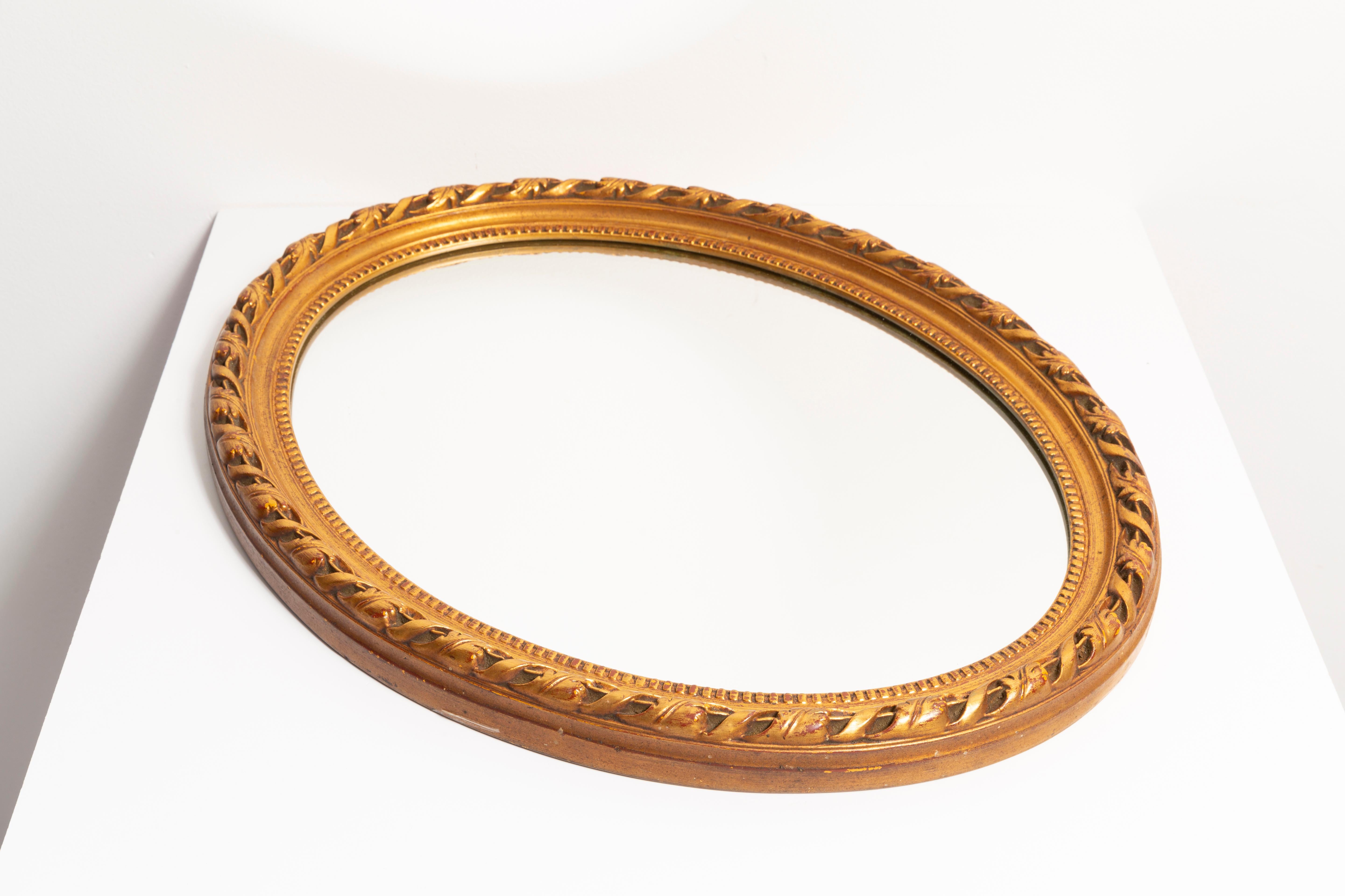 Espejo de madera decorativo dorado medio de mediados de siglo con marco de flores, Italia, años 60 Moderno de mediados de siglo en venta