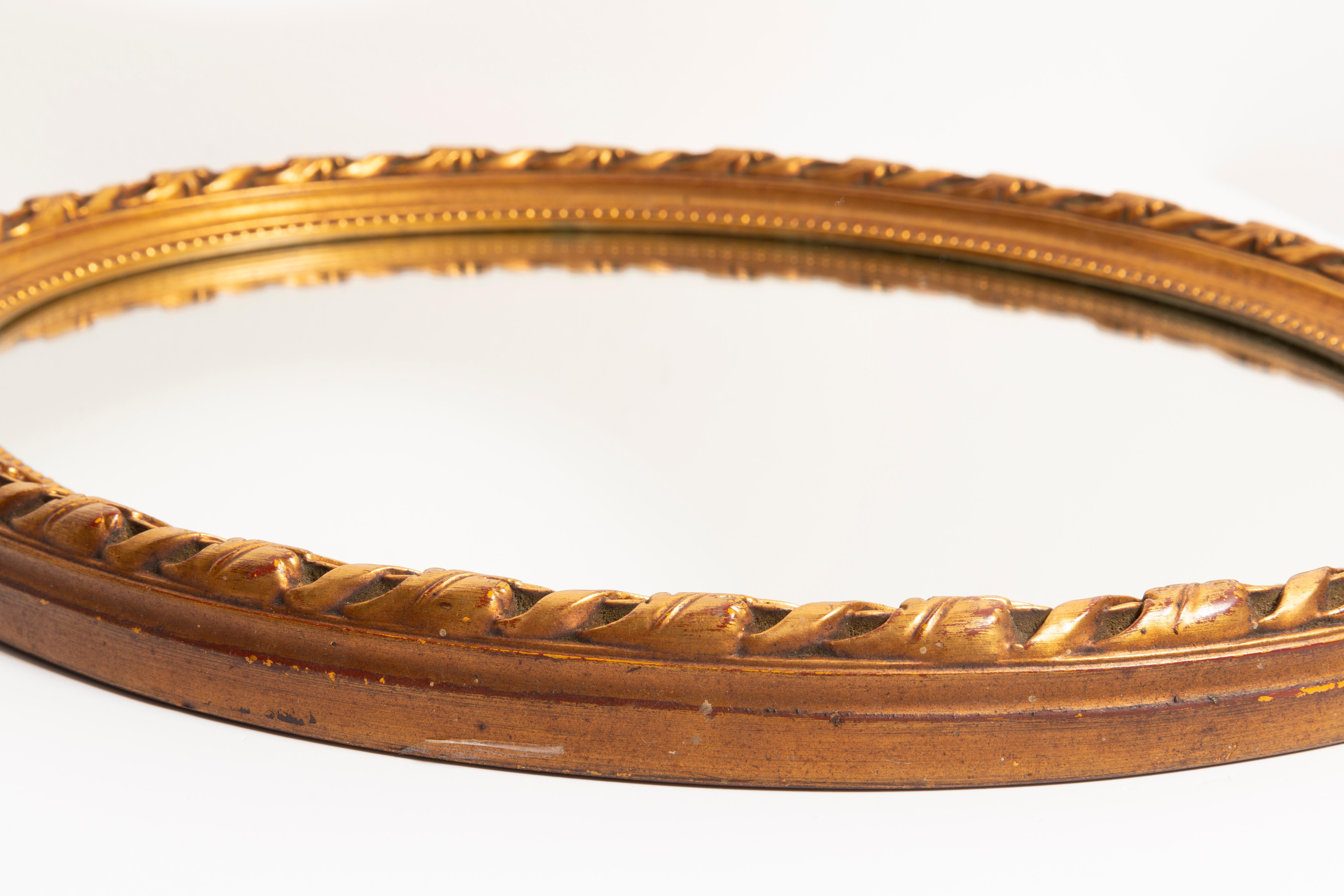 Espejo de madera decorativo dorado medio de mediados de siglo con marco de flores, Italia, años 60 Italiano en venta