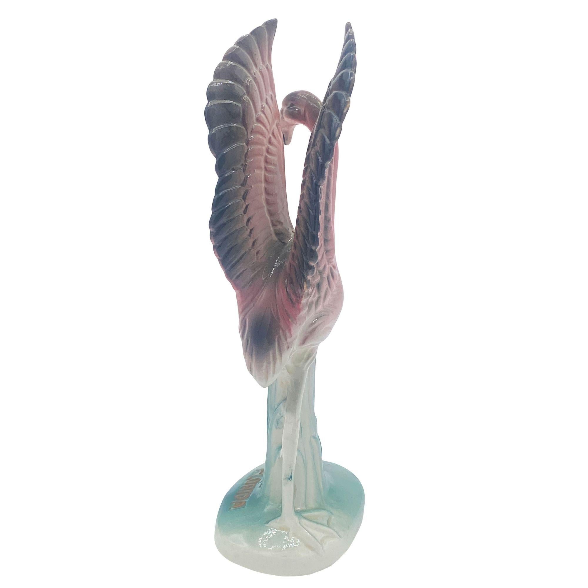Statue di fenicotteri rosa in ceramica abbinate di metà secolo 
