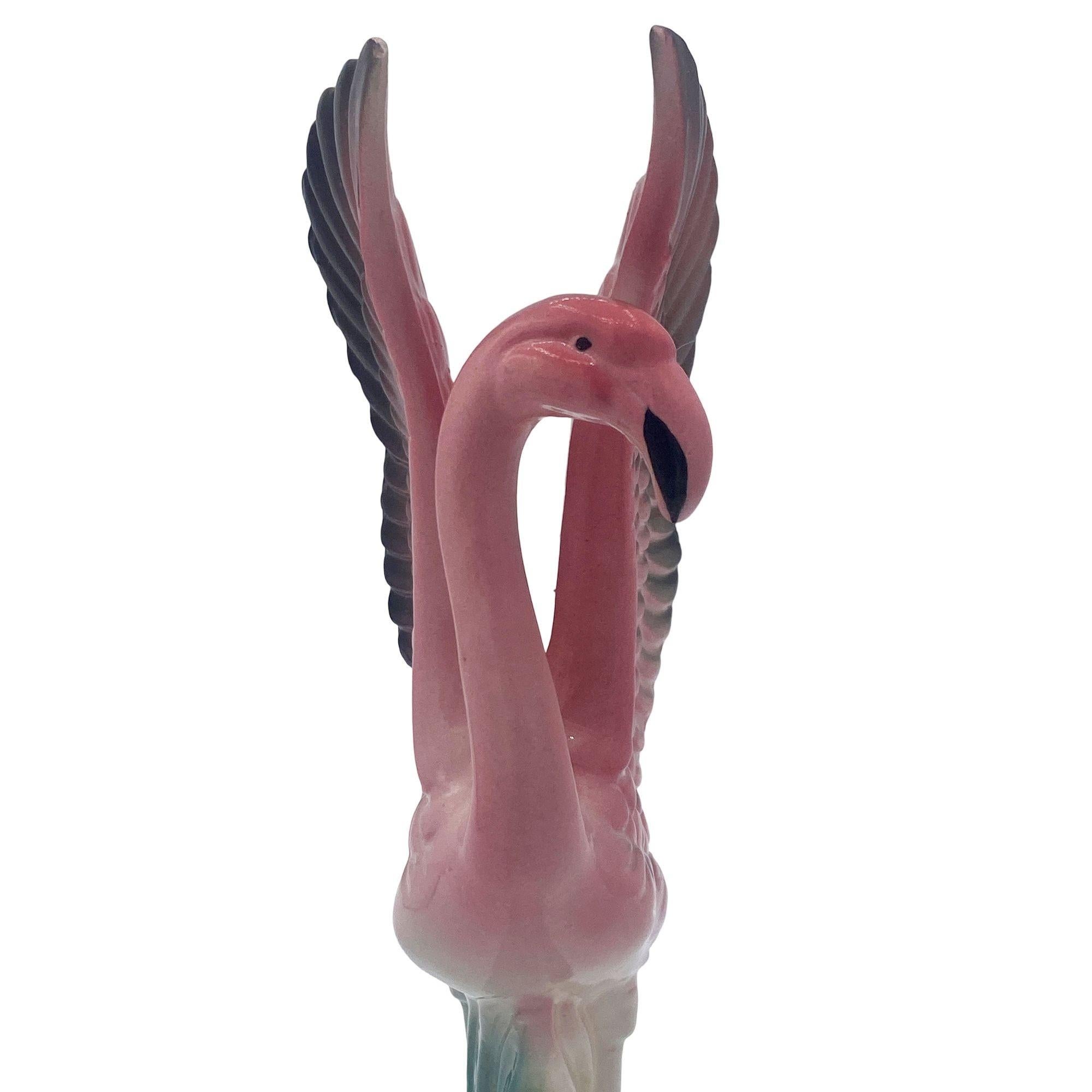 Statue di fenicotteri rosa in ceramica abbinate di metà secolo 