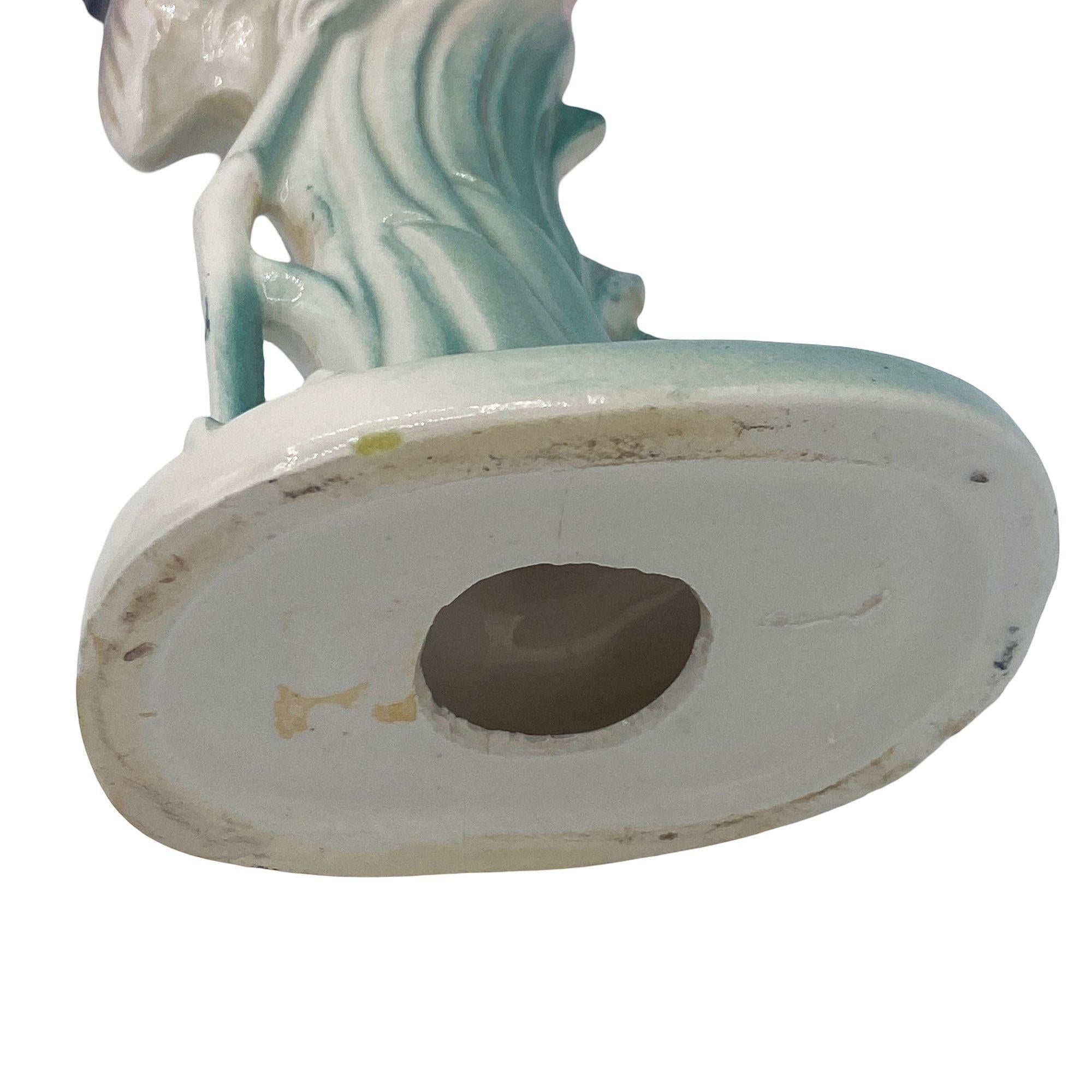 Statue di fenicotteri rosa in ceramica abbinate di metà secolo 