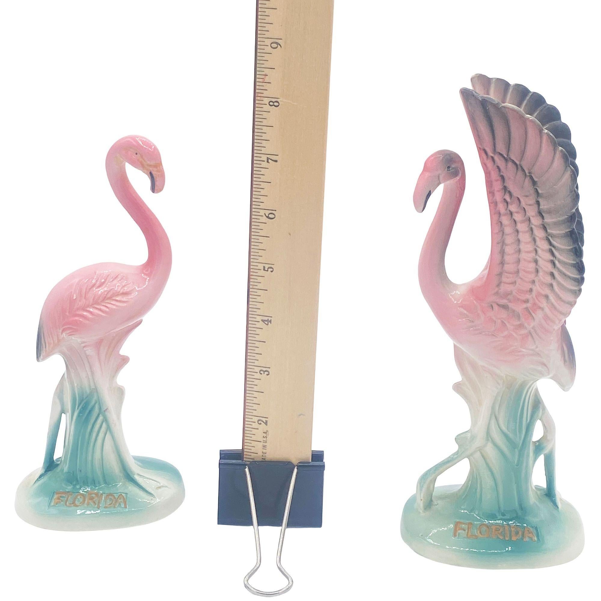 Statue di fenicotteri rosa in ceramica abbinate di metà secolo 