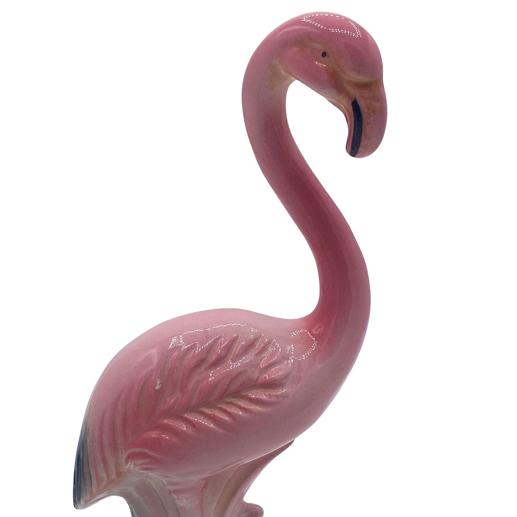 Statue di fenicotteri rosa in ceramica abbinate di metà secolo 