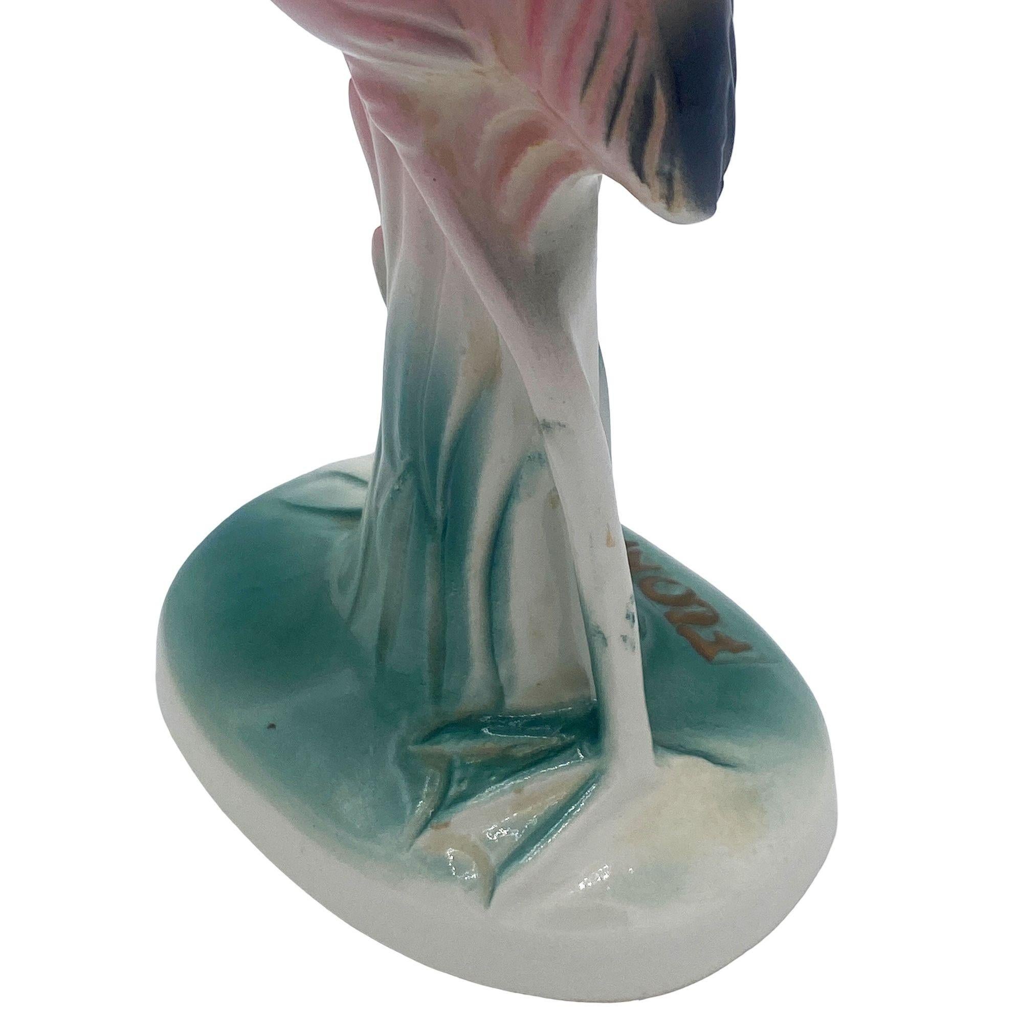 Statue di fenicotteri rosa in ceramica abbinate di metà secolo 
