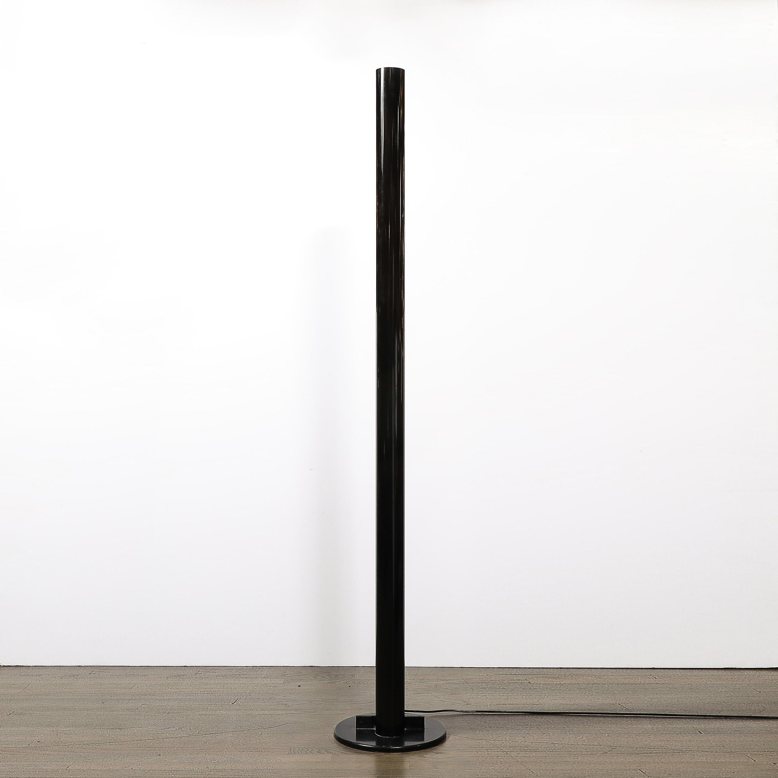 Questa lampada da terra Megaron in smalto nero di Gianfranco Frattini per Artemide, alta e sorprendentemente minimalista, proviene dall'Italia, CIRCA 1979. Formata da pannelli metallici curvi uniti tra loro per creare un profilo a forma di