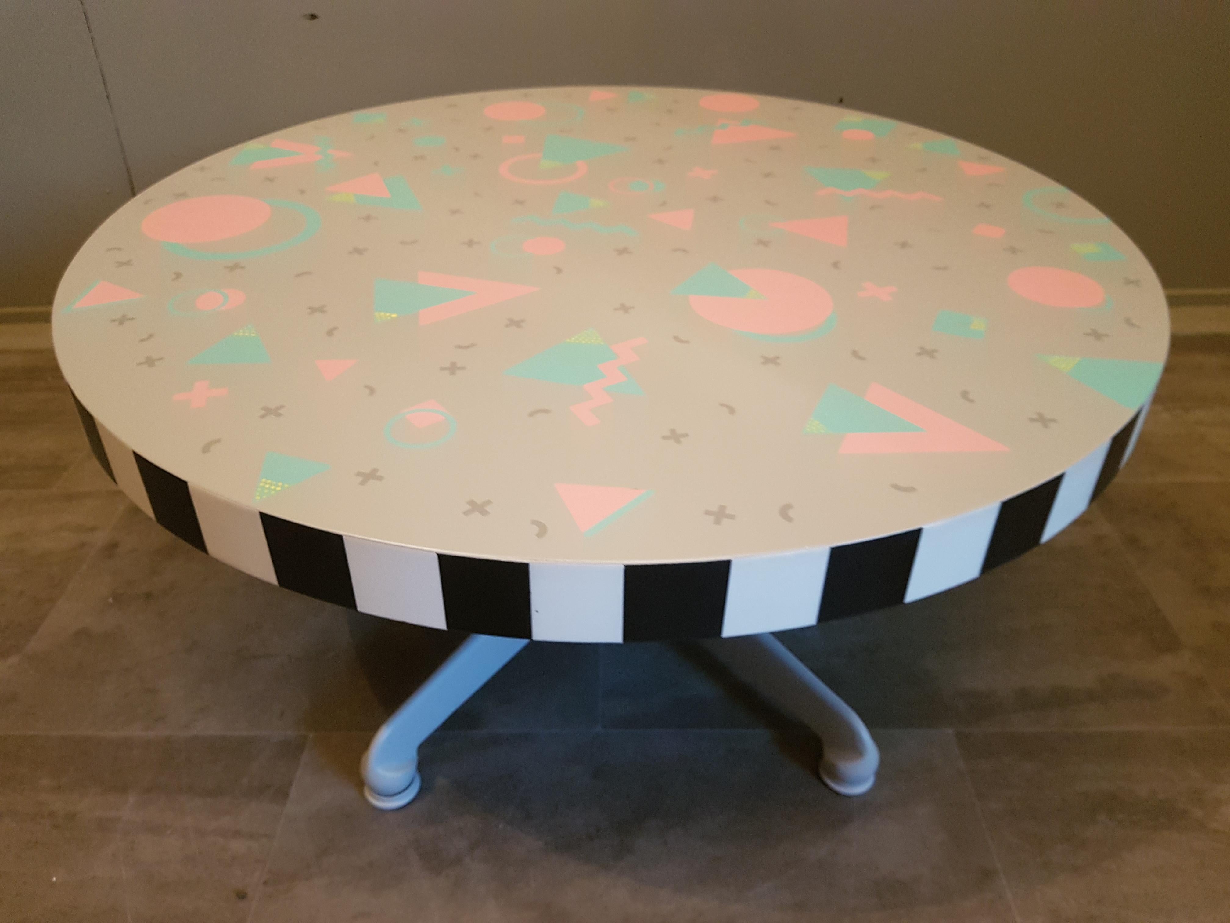 Table basse d'appoint de style Memphis du milieu du siècle dernier, Italie, années 1980 en vente 4