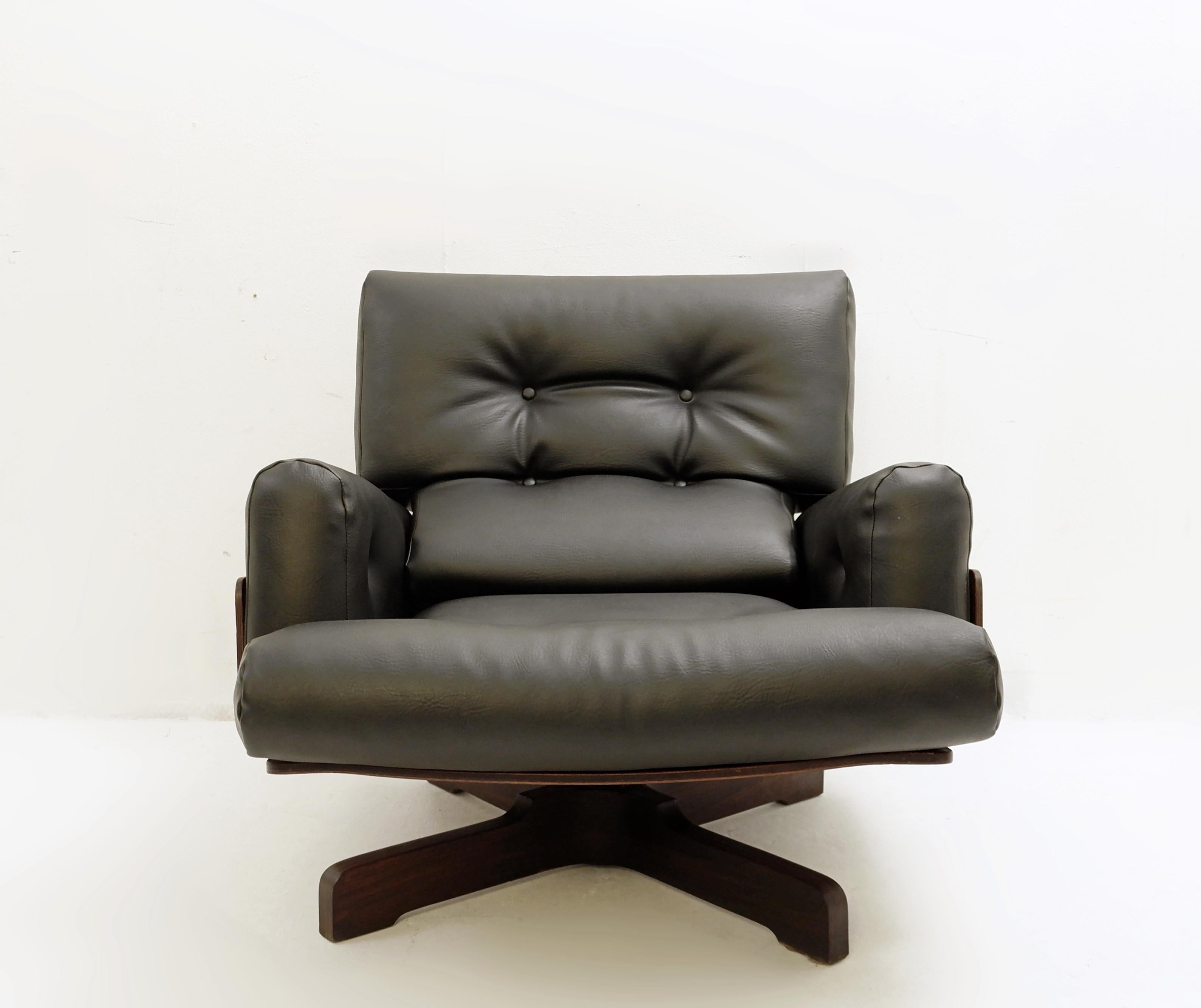 Midcentury Menilio Taro model 401 lounge chair for Cinova, Italy 1964.