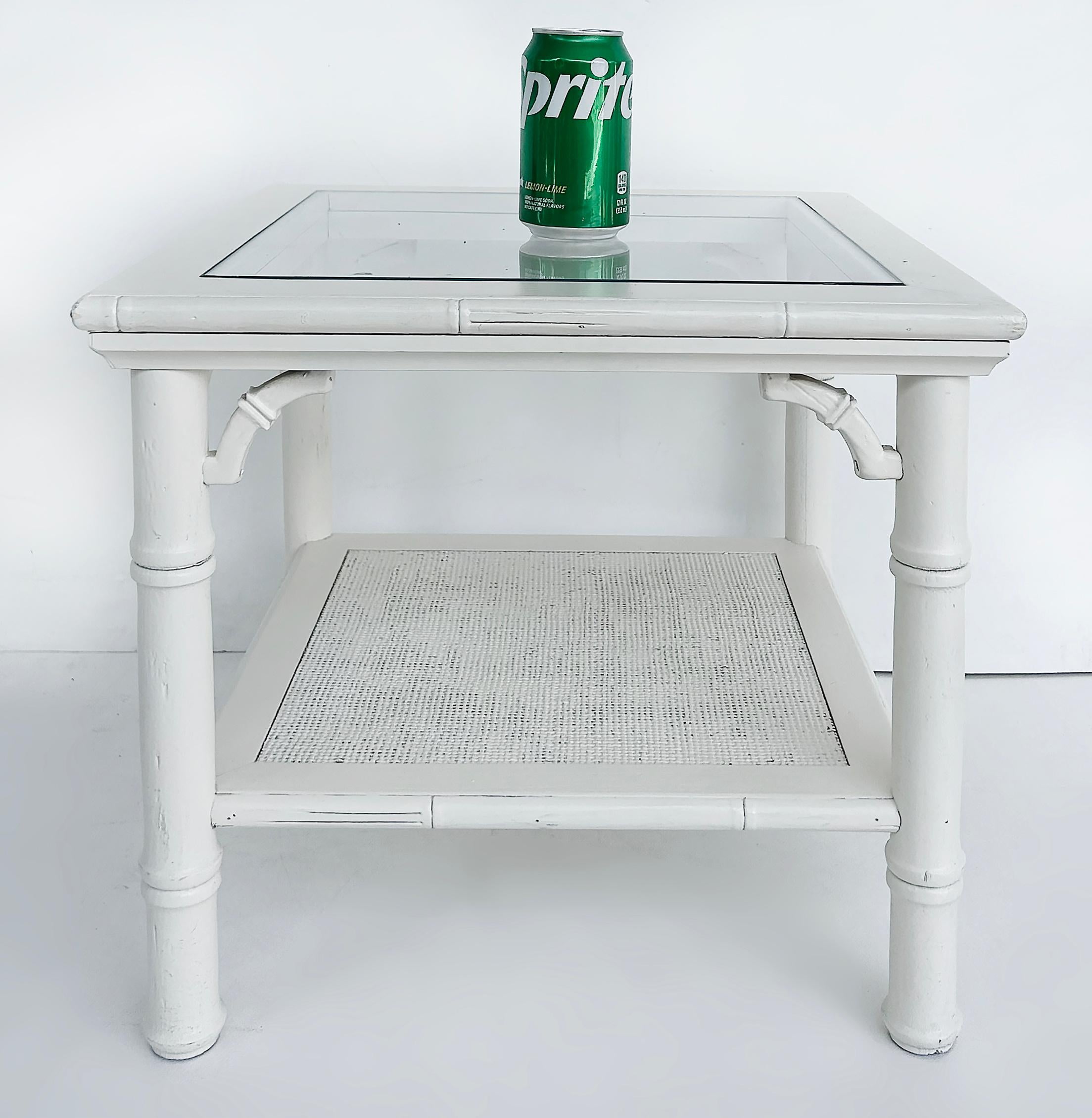 Mid-Century Mersman Faux Bamboo Caned Beistelltische mit Glasplatten, ein Paar

Zum Verkauf angeboten wird ein Paar von Küsten-Chic Mitte des Jahrhunderts faux Bambus, caned zweistufige Beistelltische mit Glaseinsätzen. Die Tische sind weiß