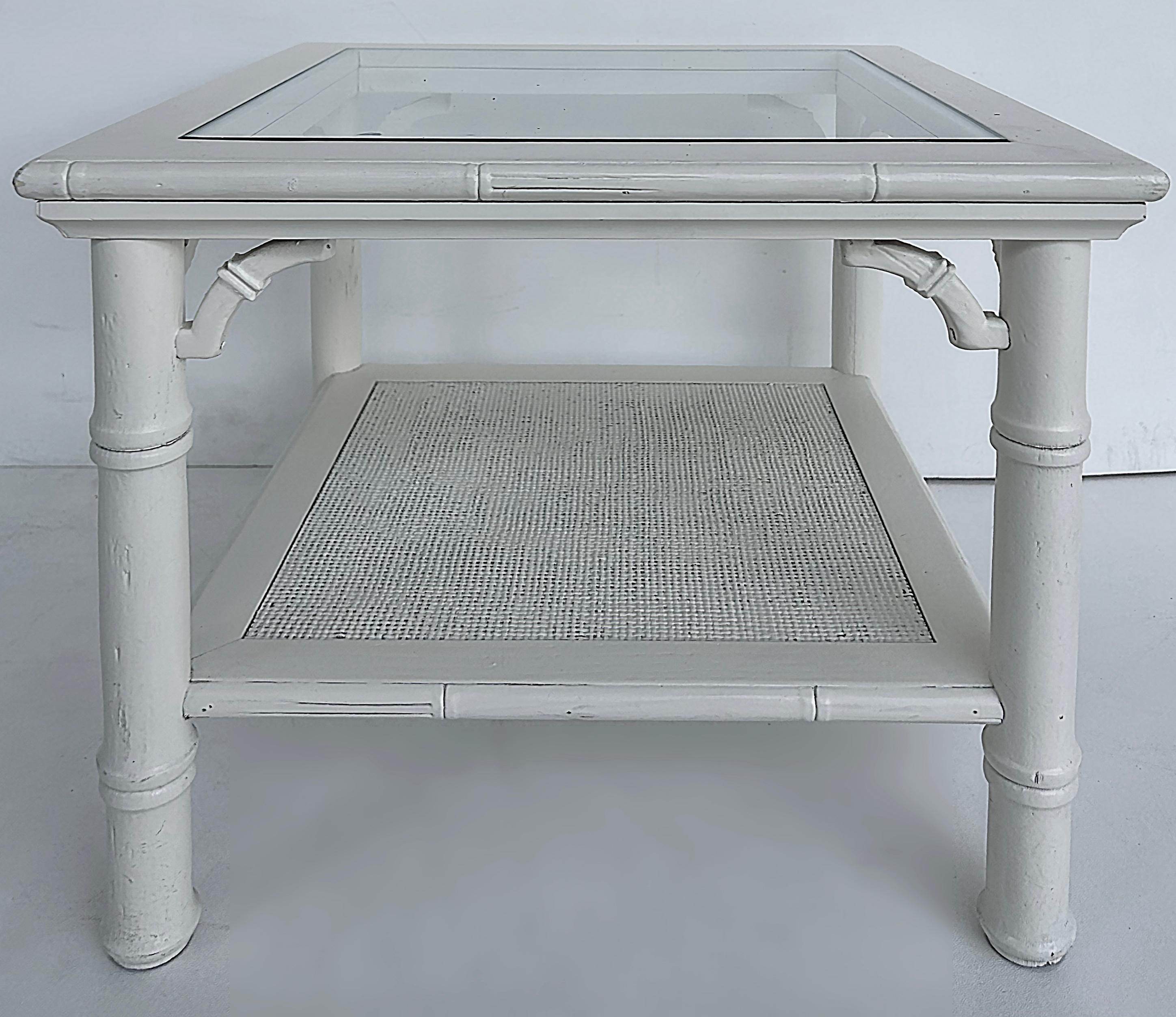 Mid-Century Mersman Faux Bamboo Caned Beistelltische mit Glasplatten, ein Paar (Moderne der Mitte des Jahrhunderts) im Angebot