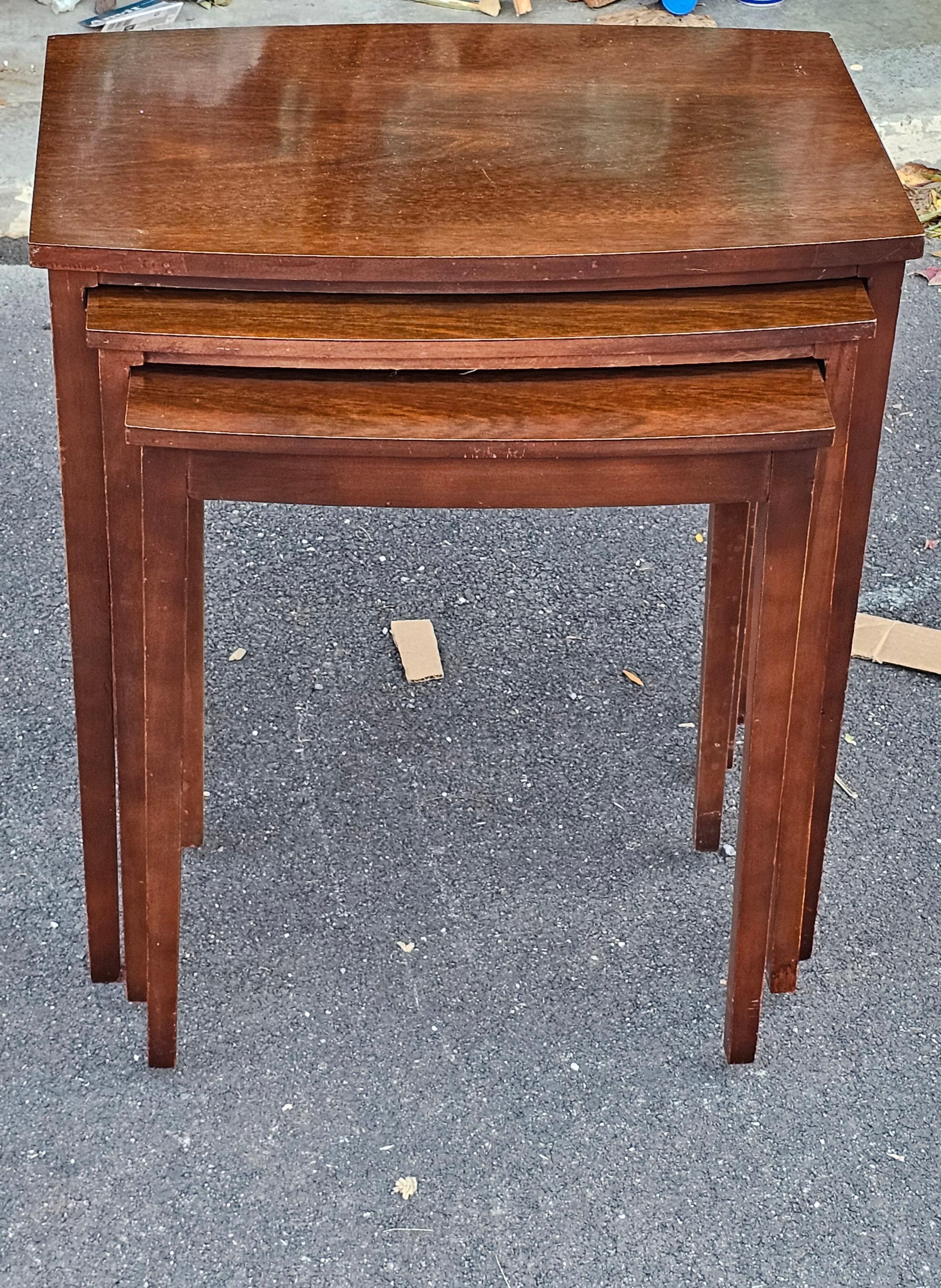 Veneer Mid-Century Mersman Furniture Mahogany Nesting Tables For Sale