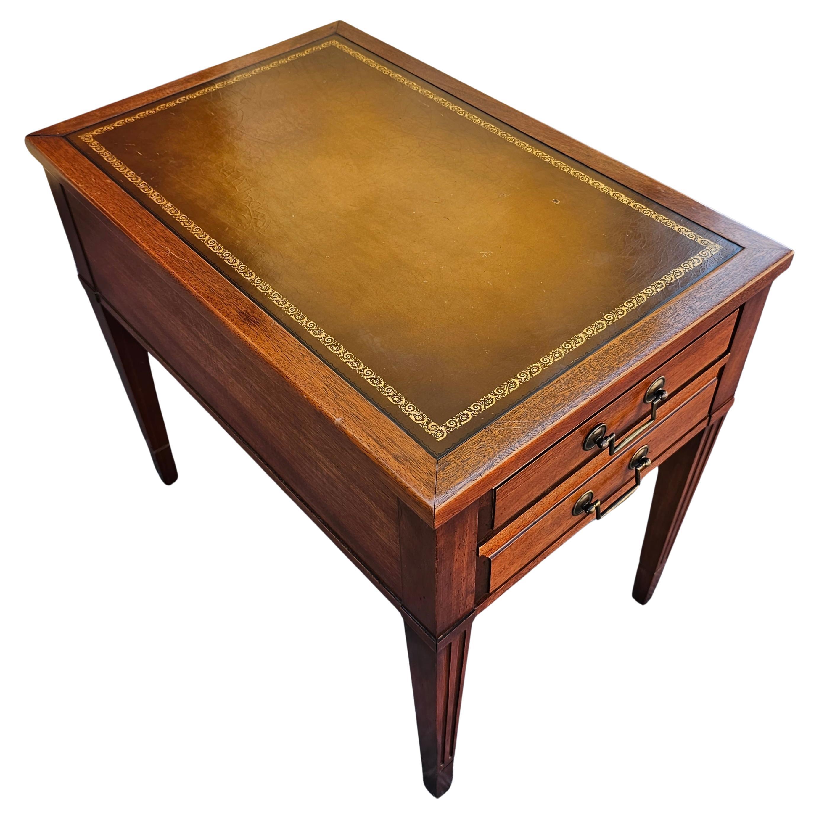 Américain Paire de tables d'appoint en acajou et cuir peint au pochoir, du milieu du siècle, Mersman en vente