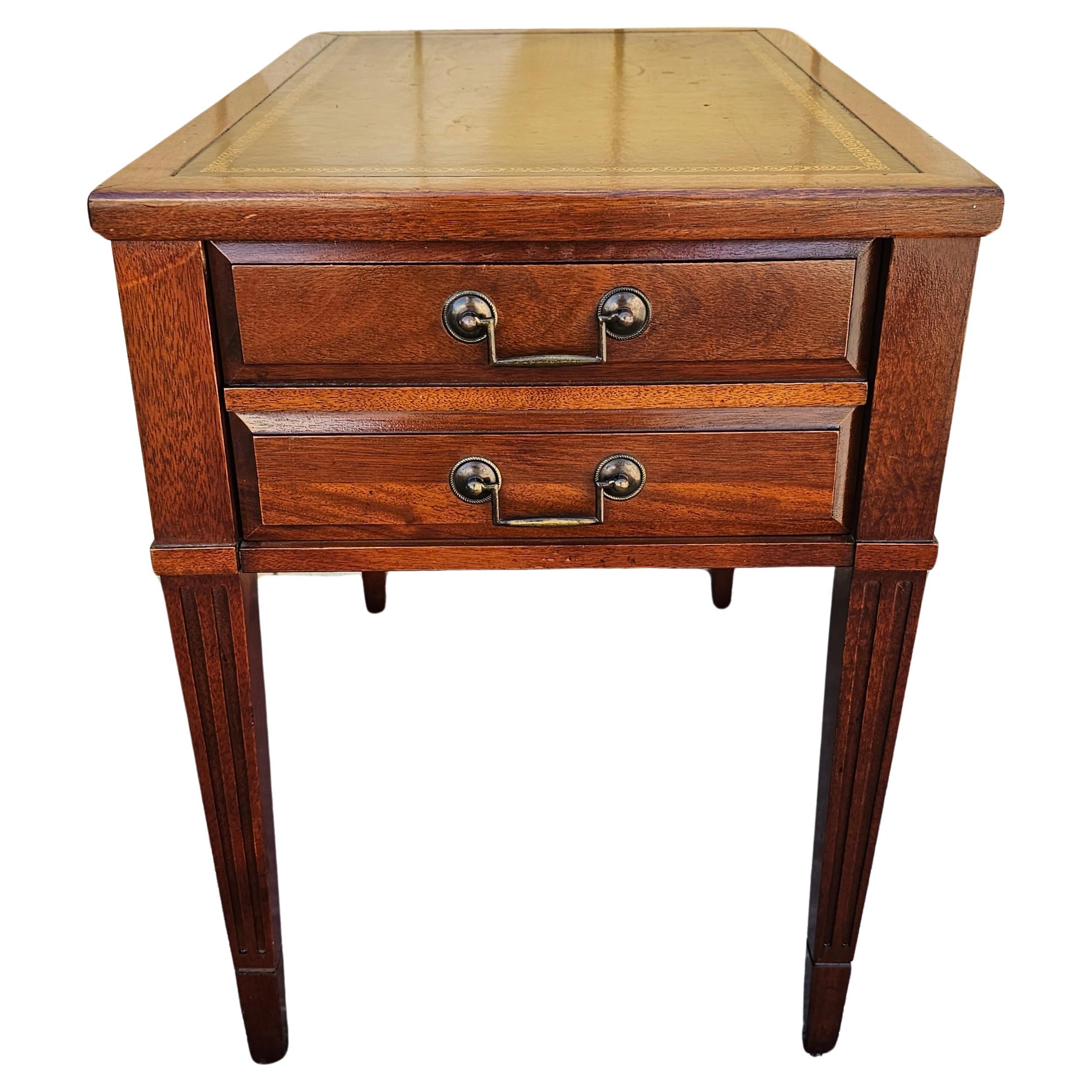 Tacheté Paire de tables d'appoint en acajou et cuir peint au pochoir, du milieu du siècle, Mersman en vente