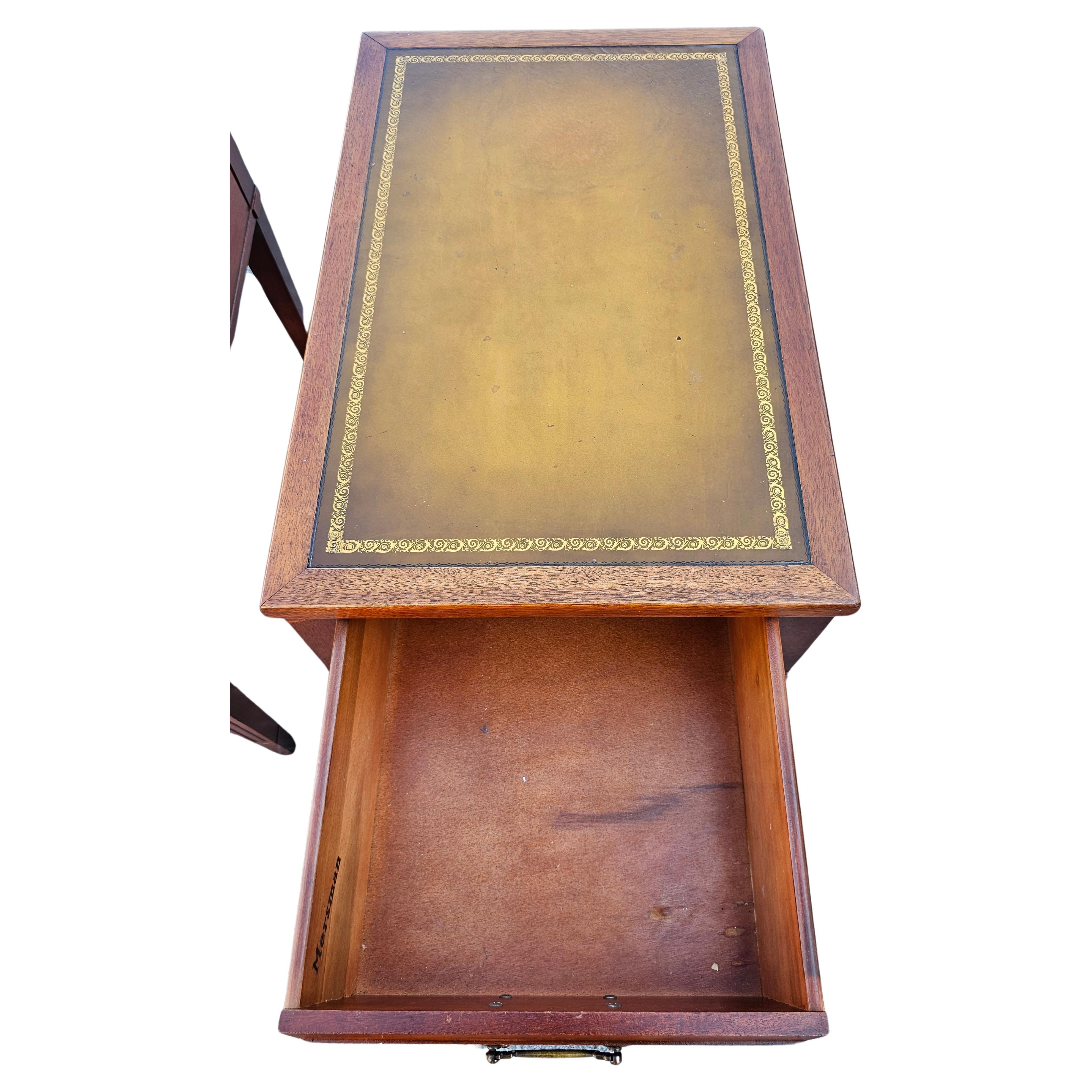 Paire de tables d'appoint en acajou et cuir peint au pochoir, du milieu du siècle, Mersman Bon état - En vente à Germantown, MD
