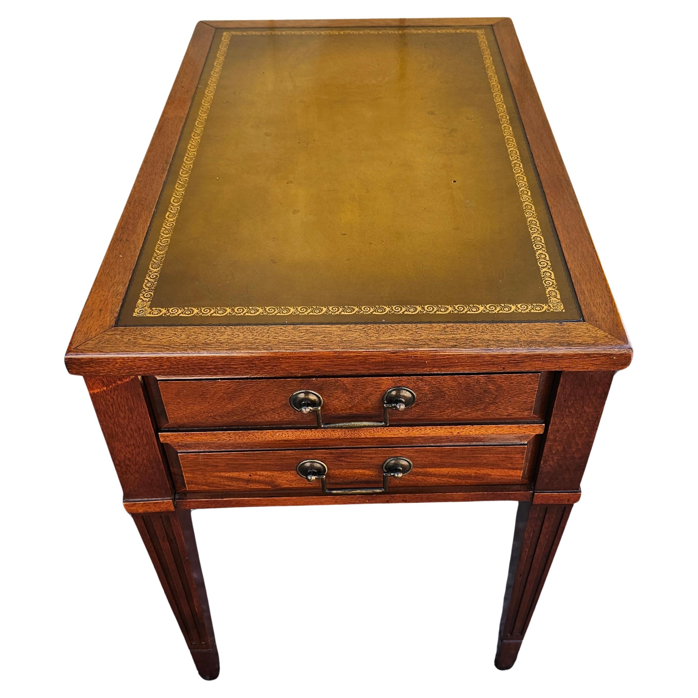 Paire de tables d'appoint en acajou et cuir peint au pochoir, du milieu du siècle, Mersman en vente 1