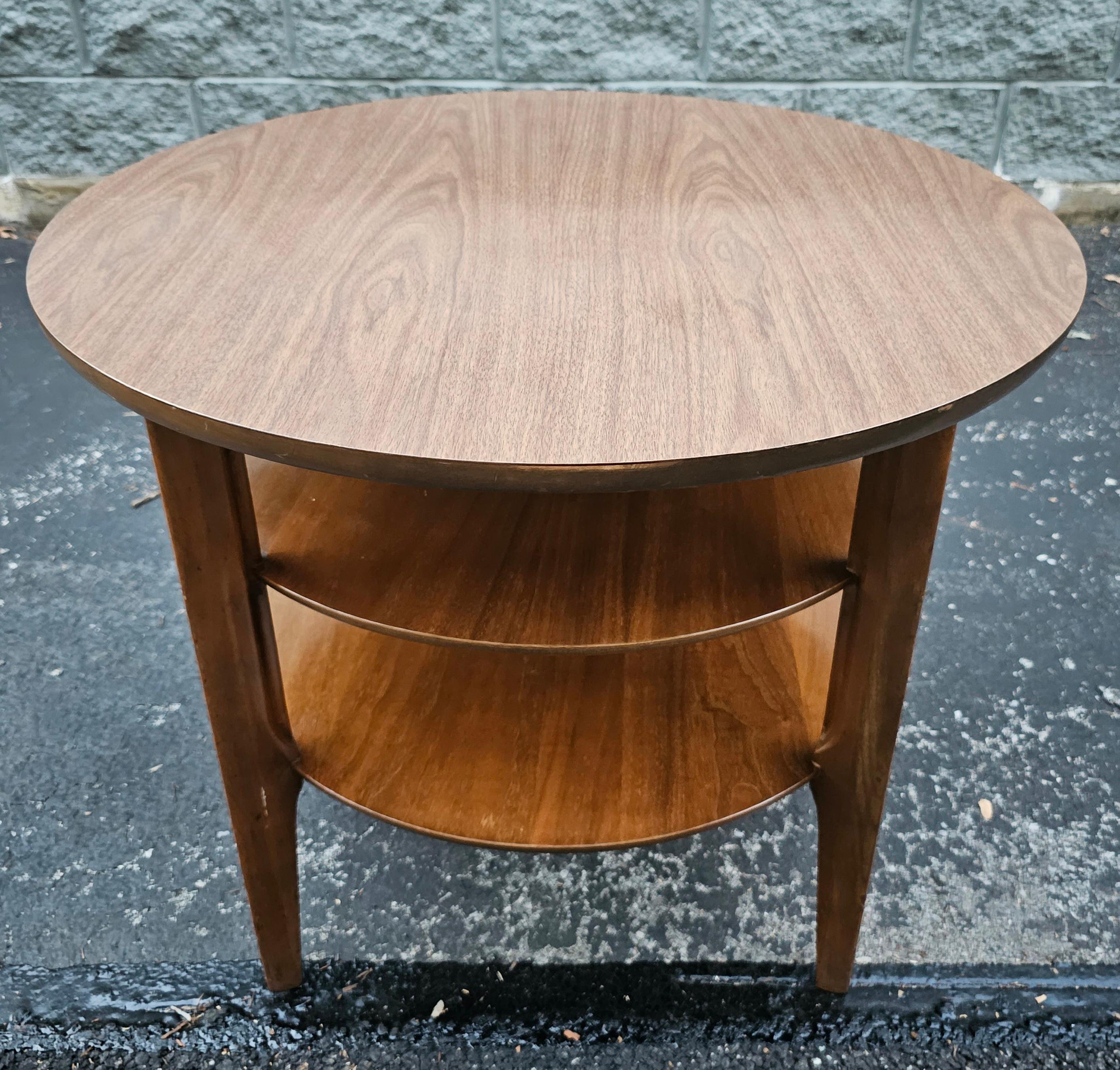1960's Mersman Furniture three Tier Formica top and Teak table. Peut être utilisé comme table basse, table d'appoint ou table centrale. Rare plateau en formica en excellent état. Deux étagères avec un espace de 6