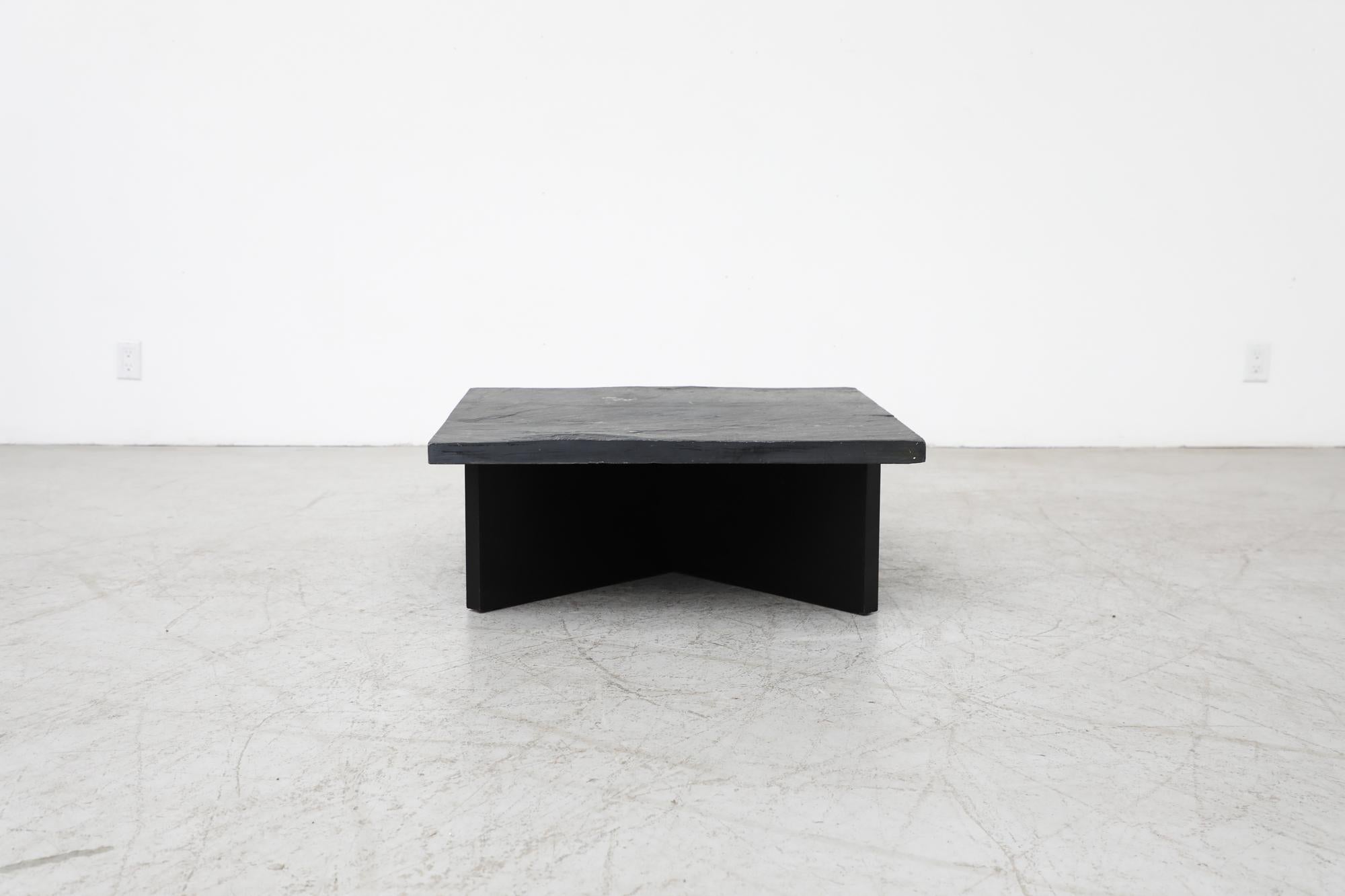 Superbe table d'appoint ou table basse Metaform (attr) en pierre de forme carrée. Cette grande dalle de pierre repose sur un socle en bois en forme de X. En bon état d'origine, avec une usure visible correspondant à son âge et à son utilisation, y