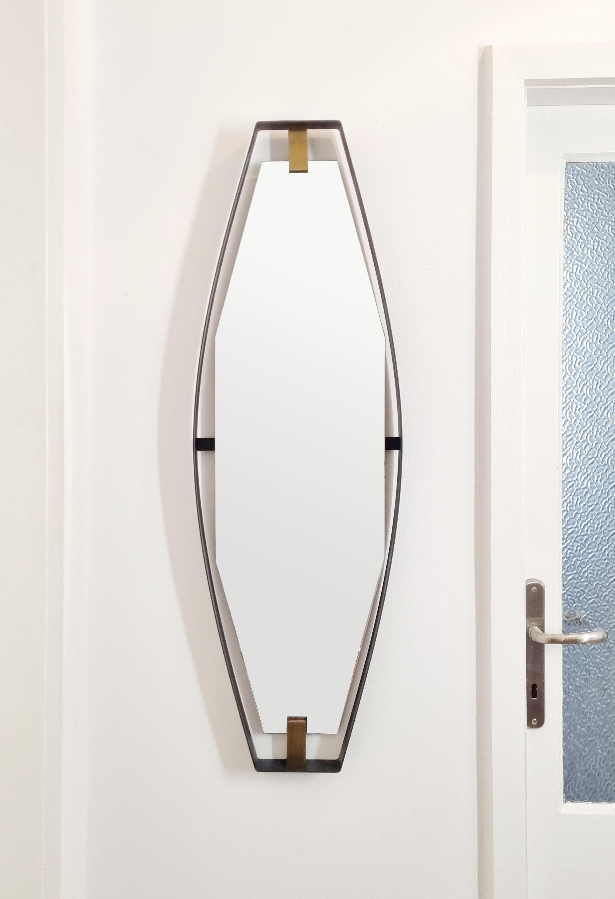 Specchio in metallo e ottone del Medioevo, design di Santambrogio & De Berti, Italia anni '50 in vendita 3