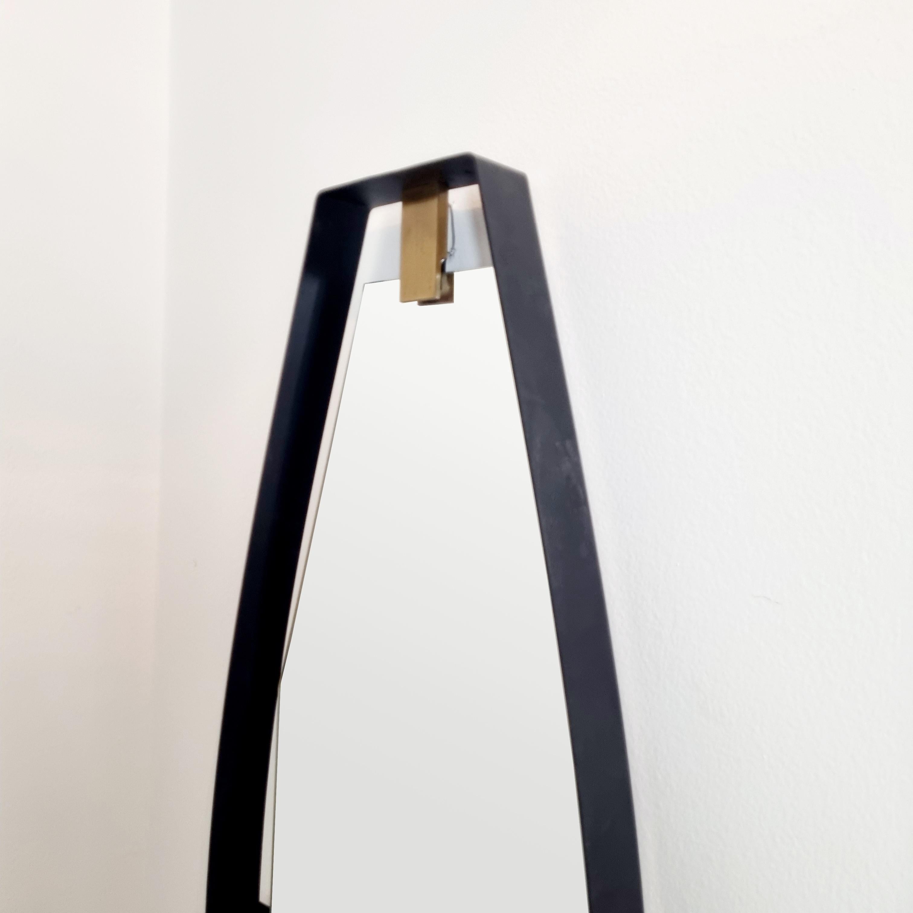 Specchio in metallo e ottone del Medioevo, design di Santambrogio & De Berti, Italia anni '50 In condizioni buone in vendita a Lucija, SI