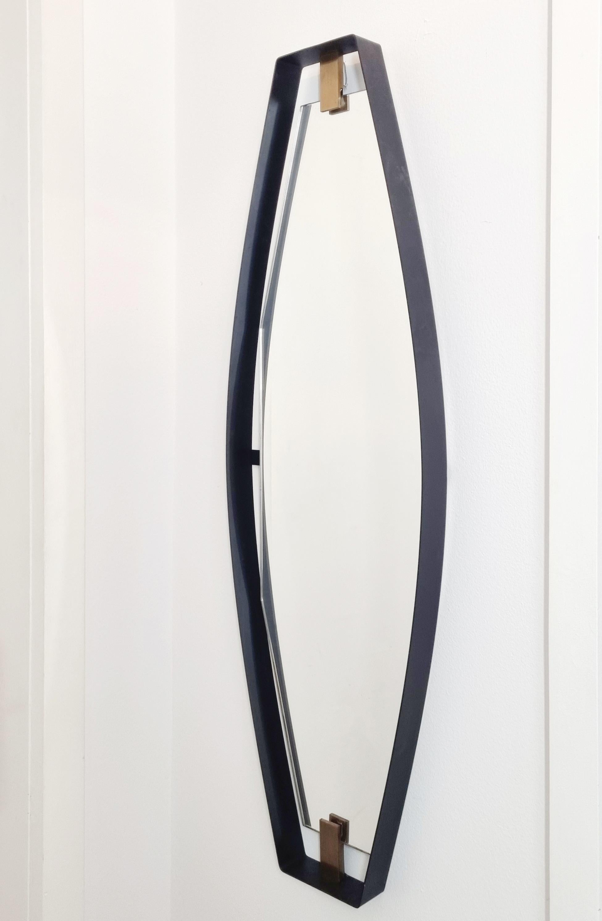 Metà XX secolo Specchio in metallo e ottone del Medioevo, design di Santambrogio & De Berti, Italia anni '50 in vendita