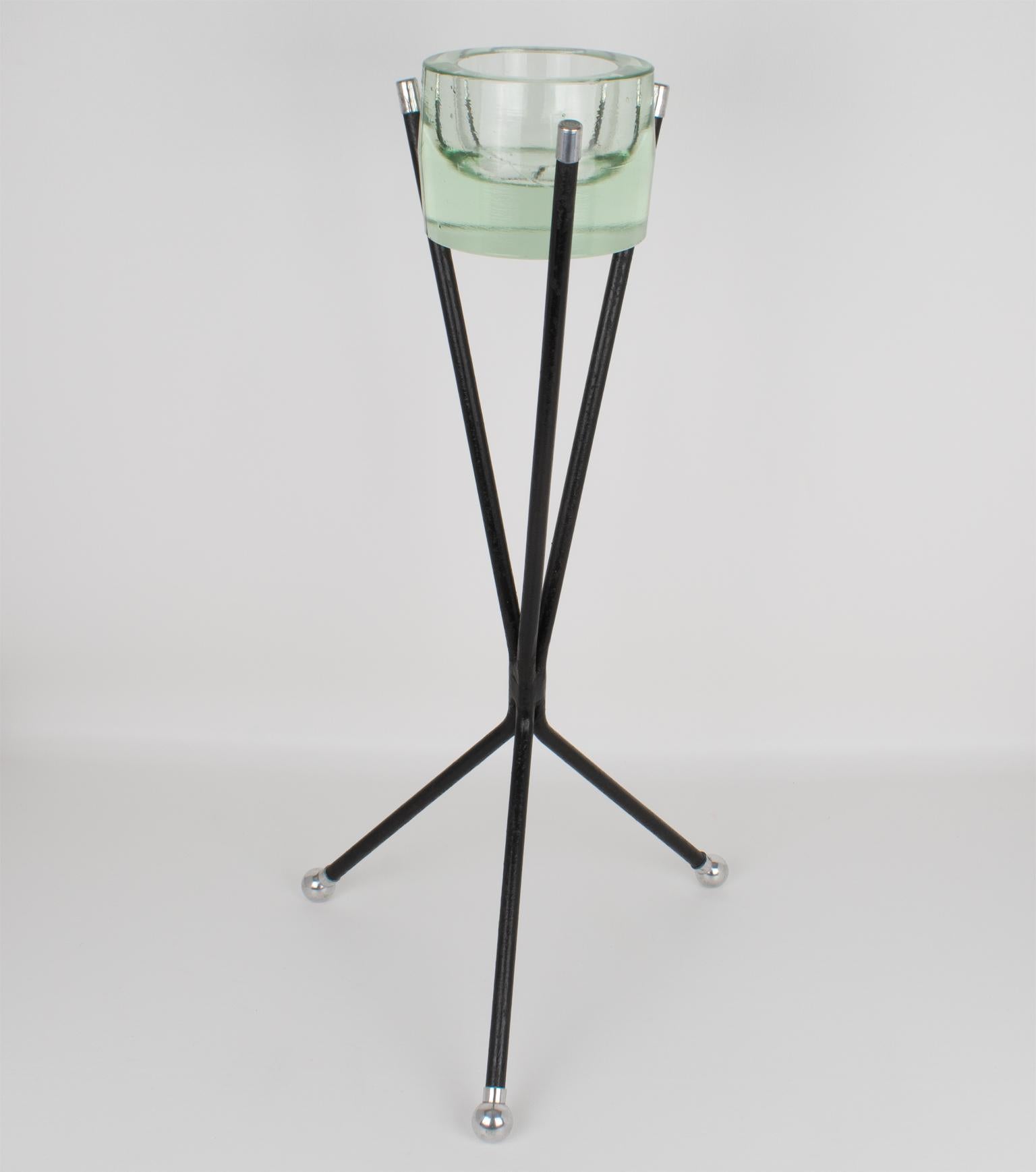 Dieser prächtige Beistelltisch mit einer Glasvideoplatte wurde um 1950 in Frankreich hergestellt. Der seltene geometrische Drei-Fuß-Ständer besteht aus schwarz lackiertem Metall mit verchromten Metallkugelfüßen und -enden. Der Ständer hält einen
