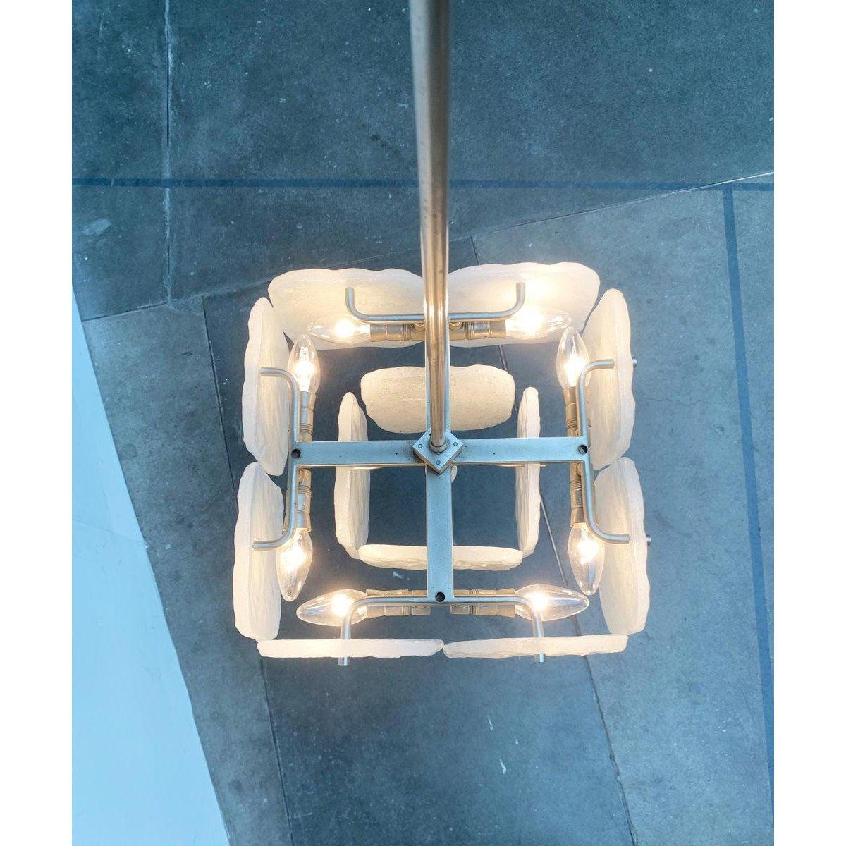 Mid-Century moderno Lampadario Bernstein di Kalmar, in metallo e vetro, della metà del secolo. in vendita