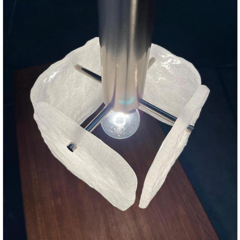 Raro candeliere in vetro del rinomato produttore Kalmar.

Imponente candeliere con elementi in vetro pesante. Nella sua immediatezza, questo design mostra un linguaggio di progettazione piuttosto concreto. Le barre di metallo partono da un cilindro