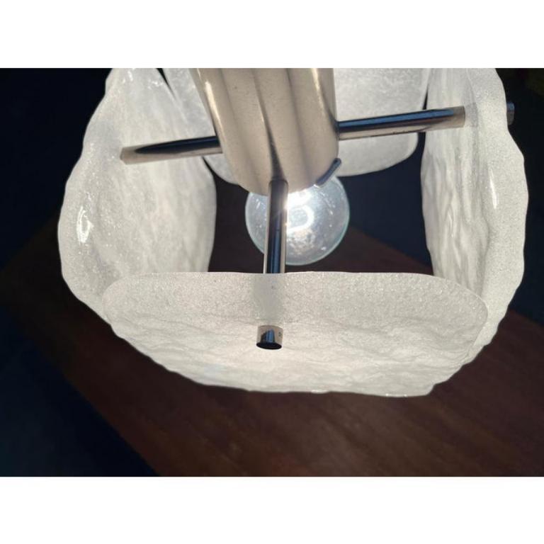 Metallo Lampada a sospensione Bernstein di Kalmar, 1960, in metallo e vetro ghiaccio. in vendita