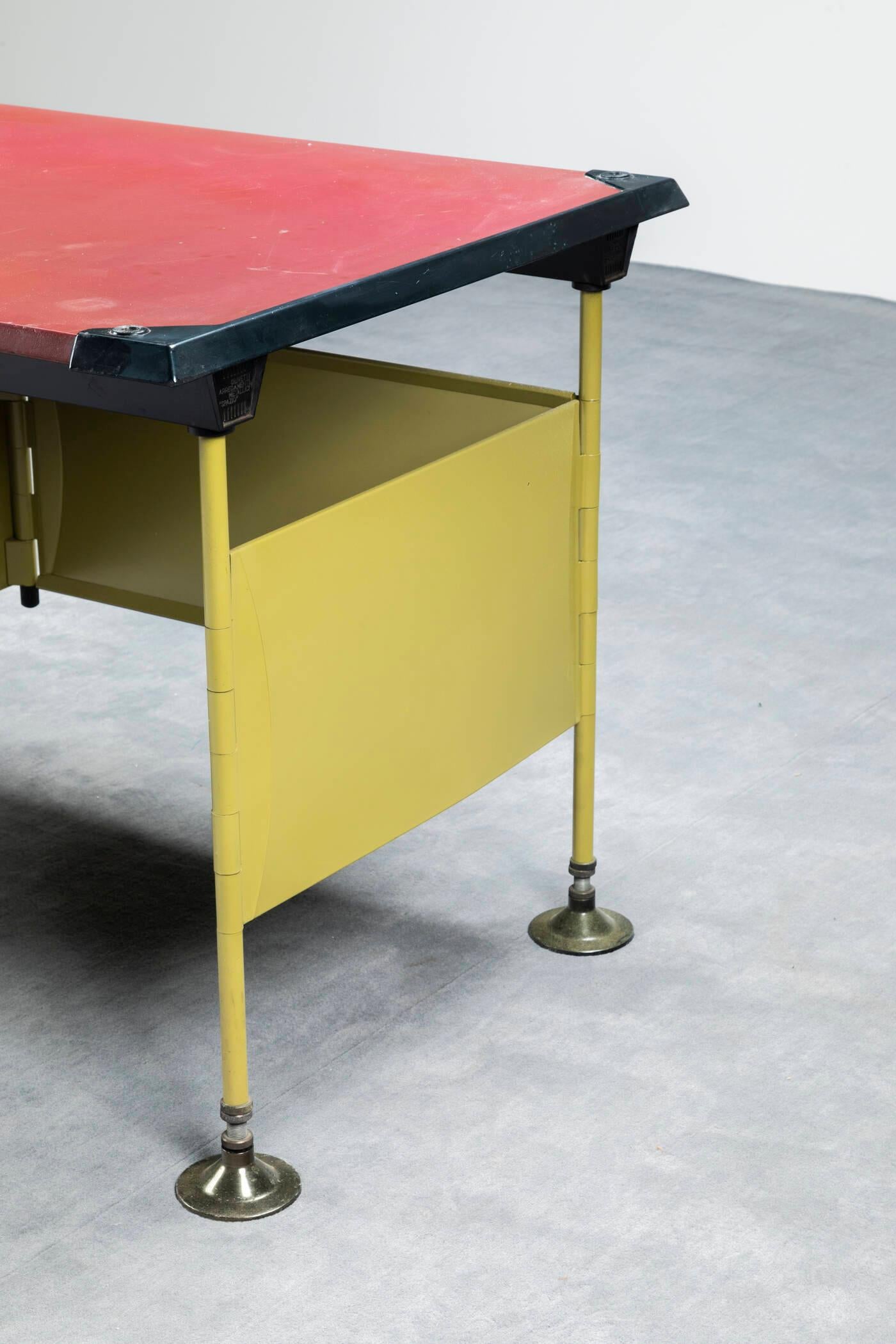 Mid-Century Metal and Leatherette Desk, Spazio Series, BBPR for Olivetti, Italy In Fair Condition For Sale In Montecatini Terme, Toscana