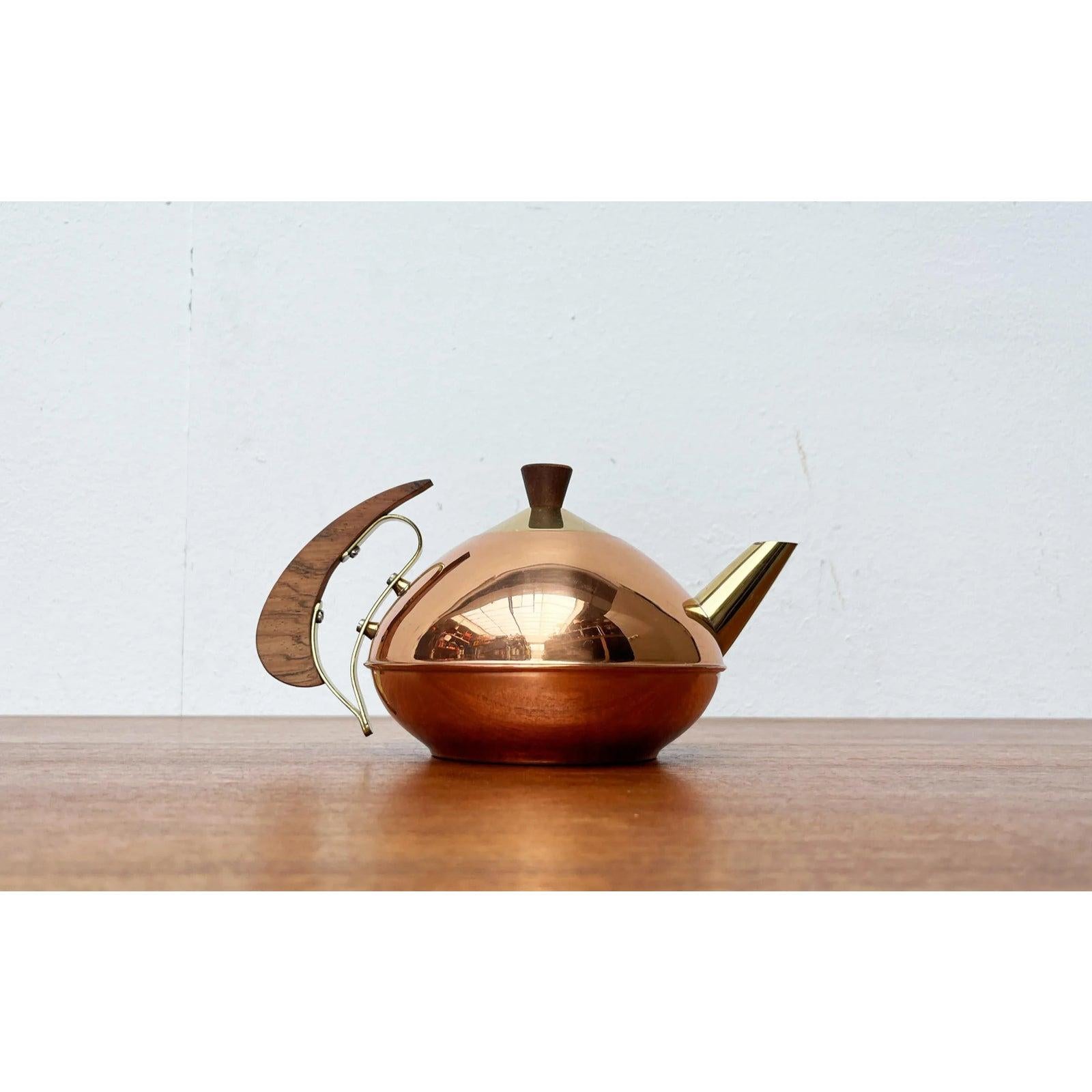 Teekanne aus Metall und Teakholz aus der Mitte des Jahrhunderts, 1960er Jahre, in sehr gutem Zustand. Entworfen 1960 bis 1969

Zusätzliche Informationen:
MATERIALIEN: Metall, Teakholz
Farbe: Braun
Stile: Moderne Mitte des Jahrhunderts
Herkunftsland: