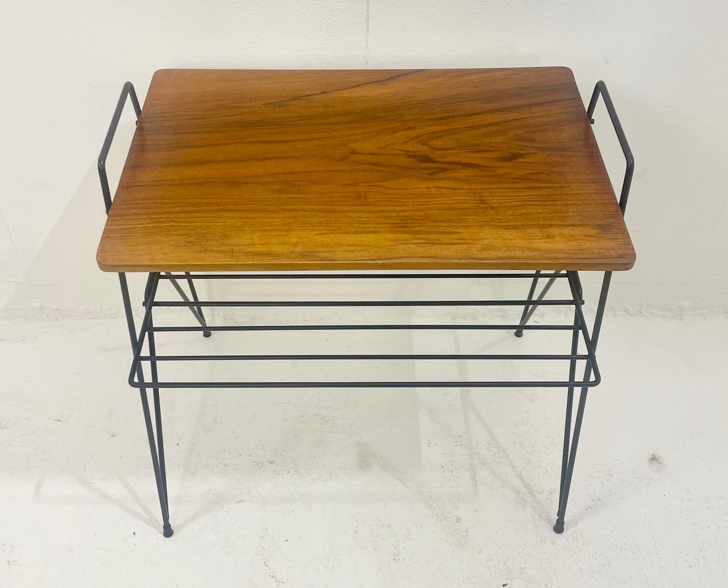 Mid-Century Modern Table basse en métal et bois du milieu du siècle avec porte-revues, Italie, années 1950 en vente