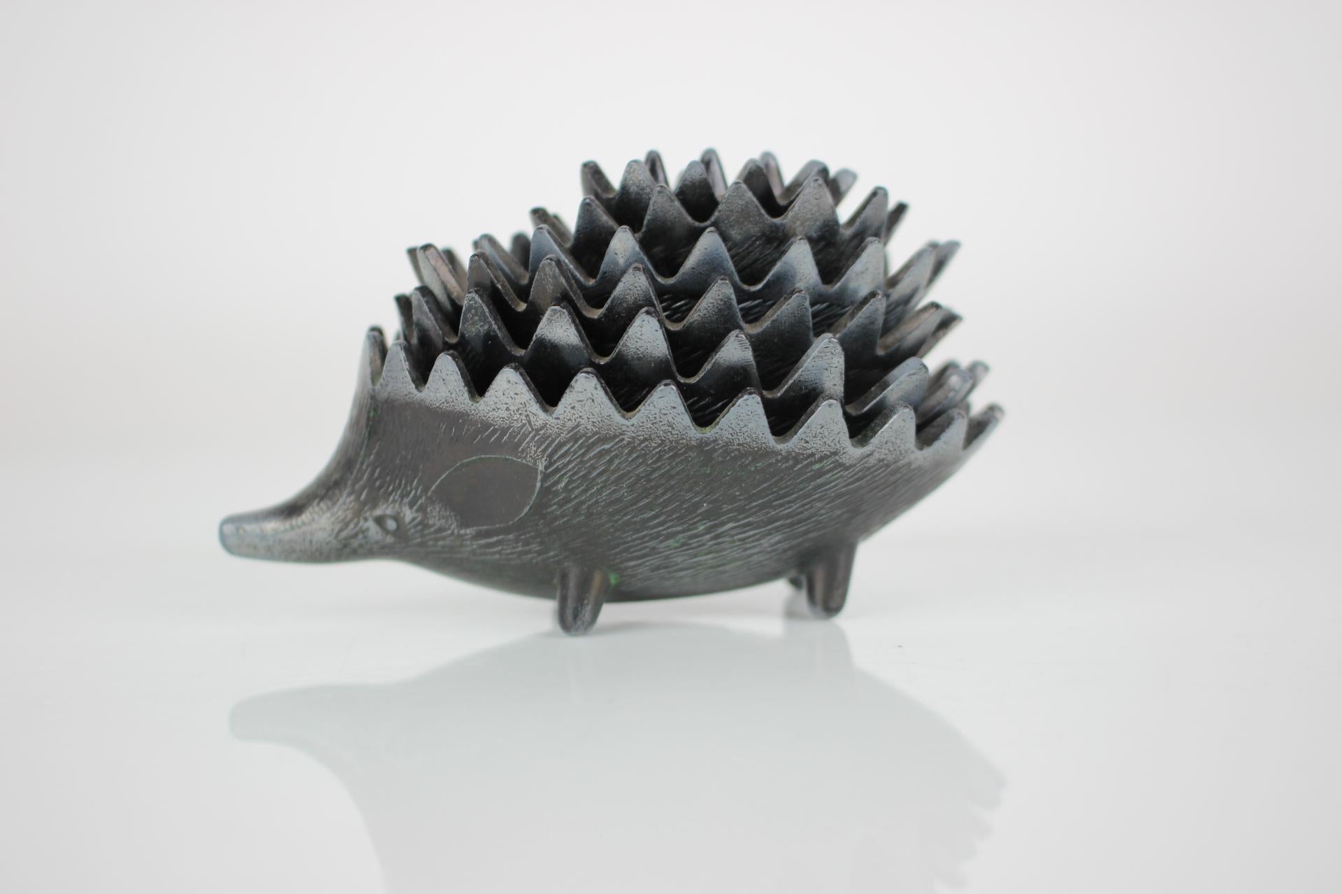 Mid-Century Metal Ashtray in the Shape of a Hedgehog, 1960's In Good Condition For Sale In Praha, CZ