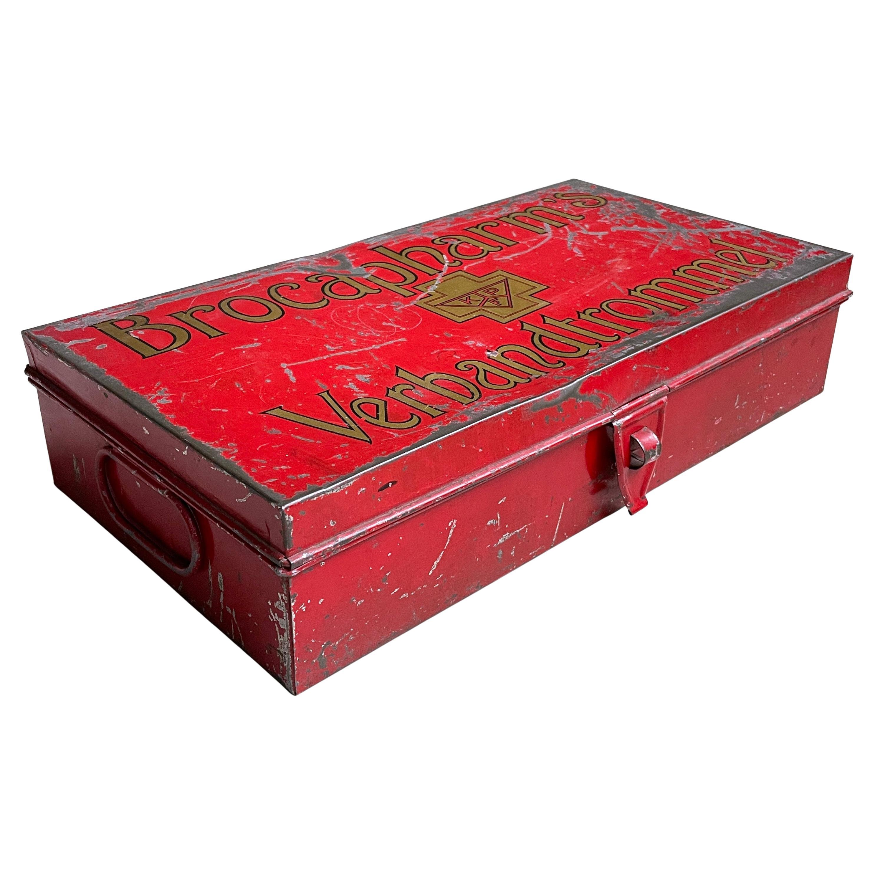 Mid Century metal Brocapharms Verbandtrommel Apothecary Box / Pharmacy Medicine Box from the Royal Pharmaceutical Trade Association Amsterdam & Rotterdam.
Great collectors item or to use as a medicine box or various storage uses.
With a front latch