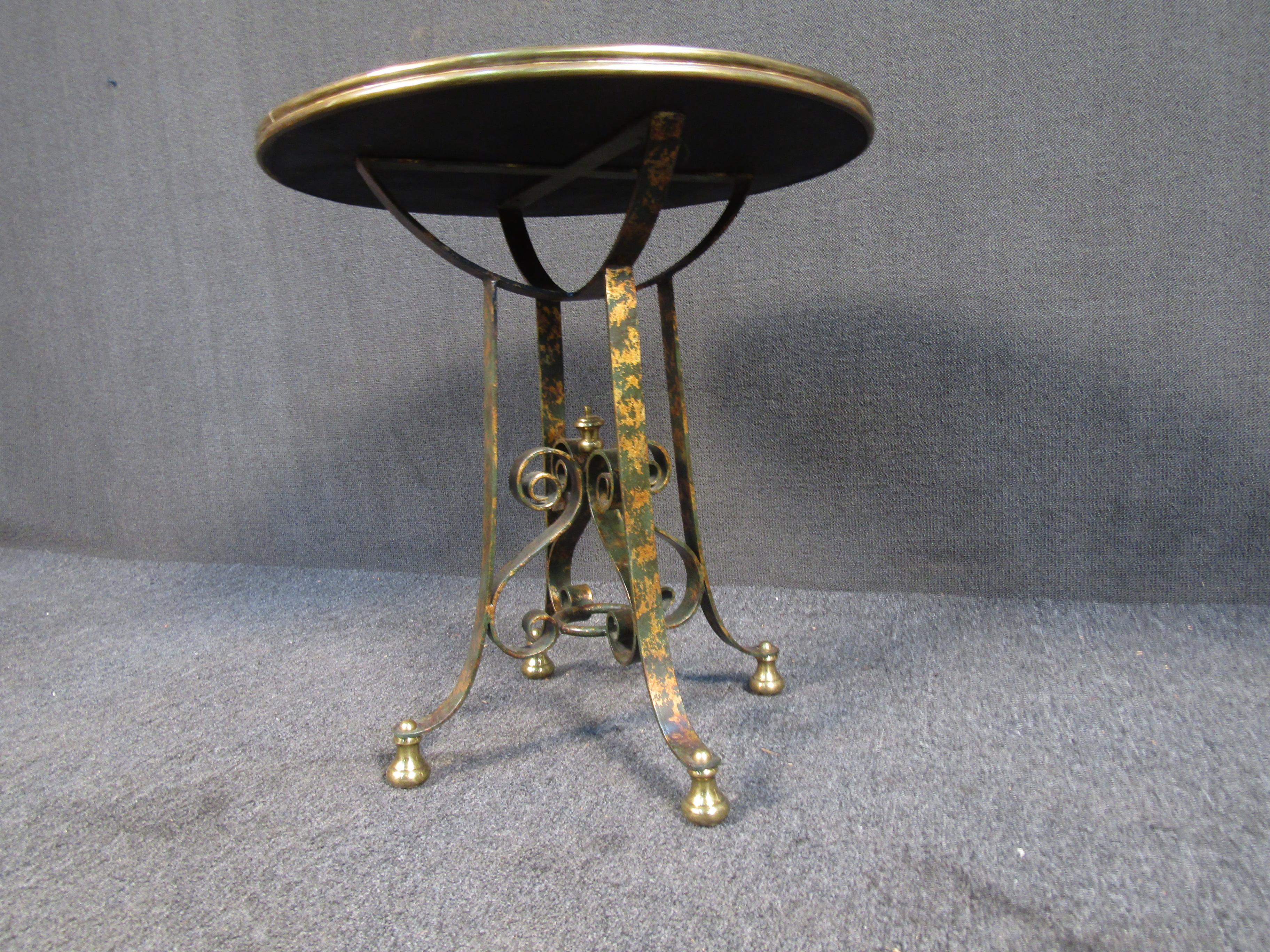 Mid-Century Modern Table centrale en métal du milieu du siècle dernier en vente