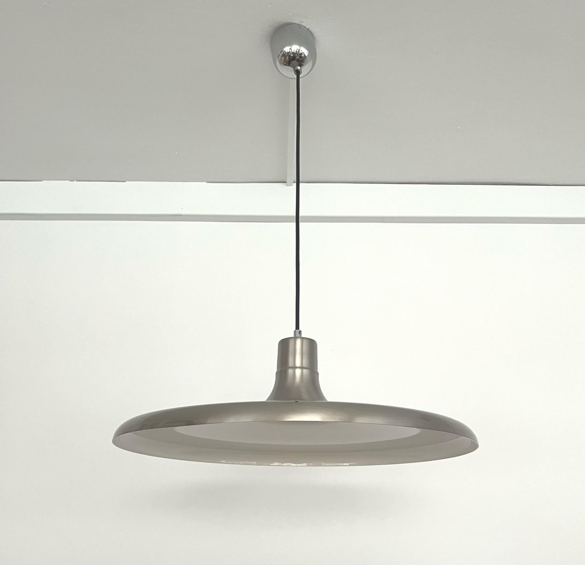 Lampadario spagnolo in metallo di metà secolo di Leonardo Marelli per Estiluz. Questo lampadario è stato progettato e realizzato a Barcellona (Spagna) negli anni '70. Interni laccati bianchi.
Le condizioni sono eccellenti, questa lampada non è mai