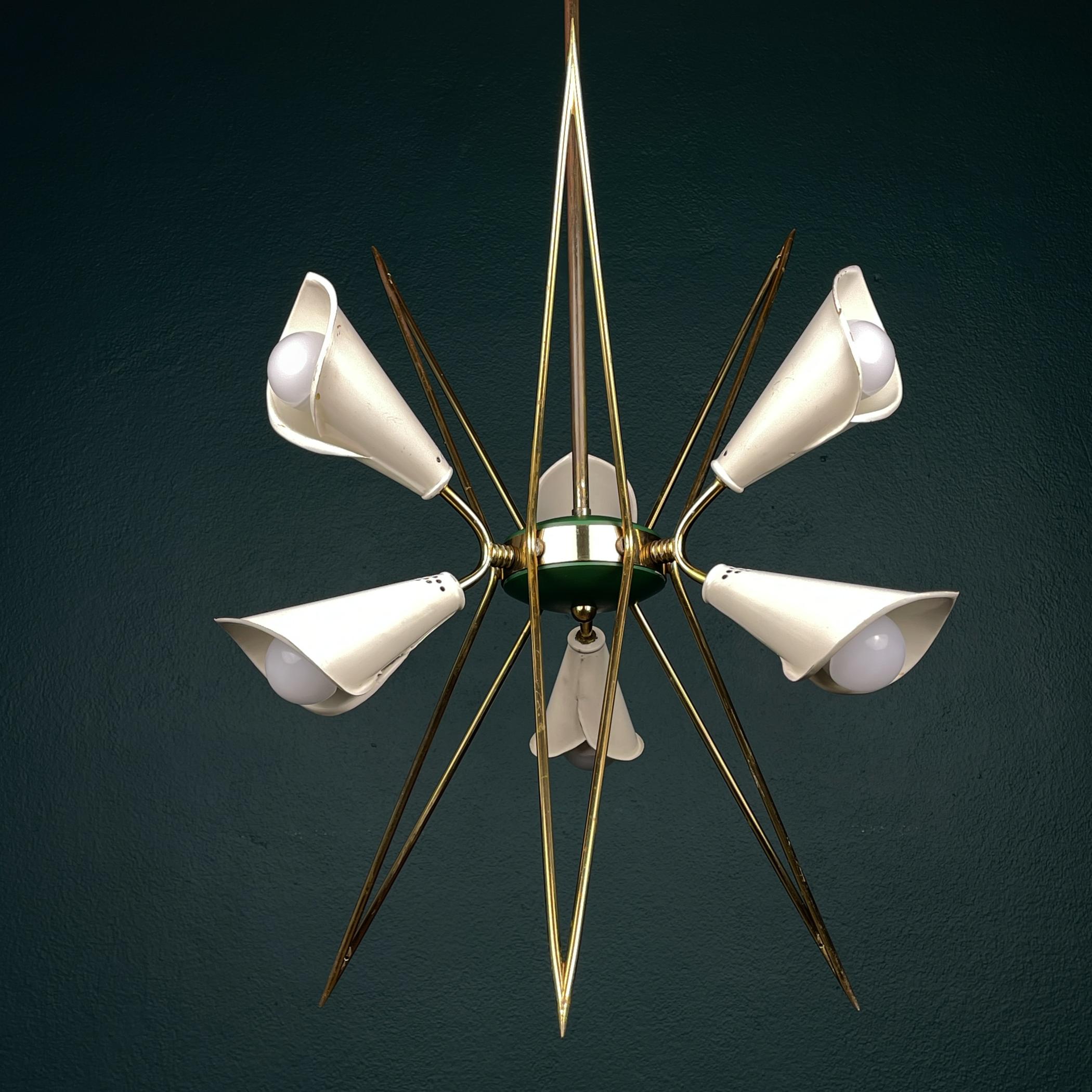 Lampadario vintage in metallo in stile Stilnovo realizzato in Italia negli anni '70.
La manifattura italiana Stilnovo, fondata nel 1946, è un faro del design italiano del secondo dopoguerra e ha lasciato un segno indelebile nel mondo